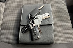 punainen Volkswagen Transporter 2020 kuva 28.