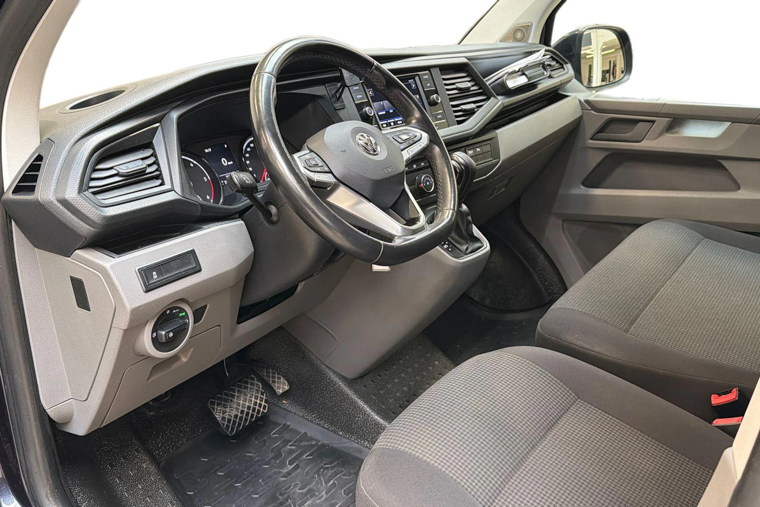 sininen Volkswagen Transporter 2020 kuva 7.