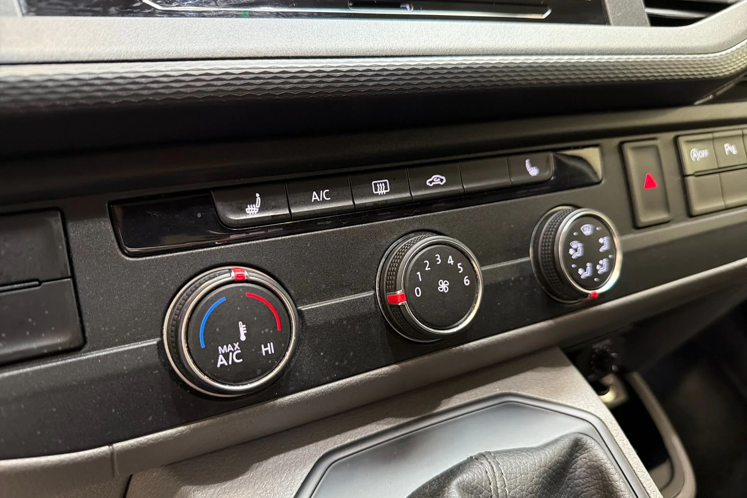 sininen Volkswagen Transporter 2020 kuva 18.