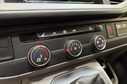 sininen Volkswagen Transporter 2020 kuva 18.