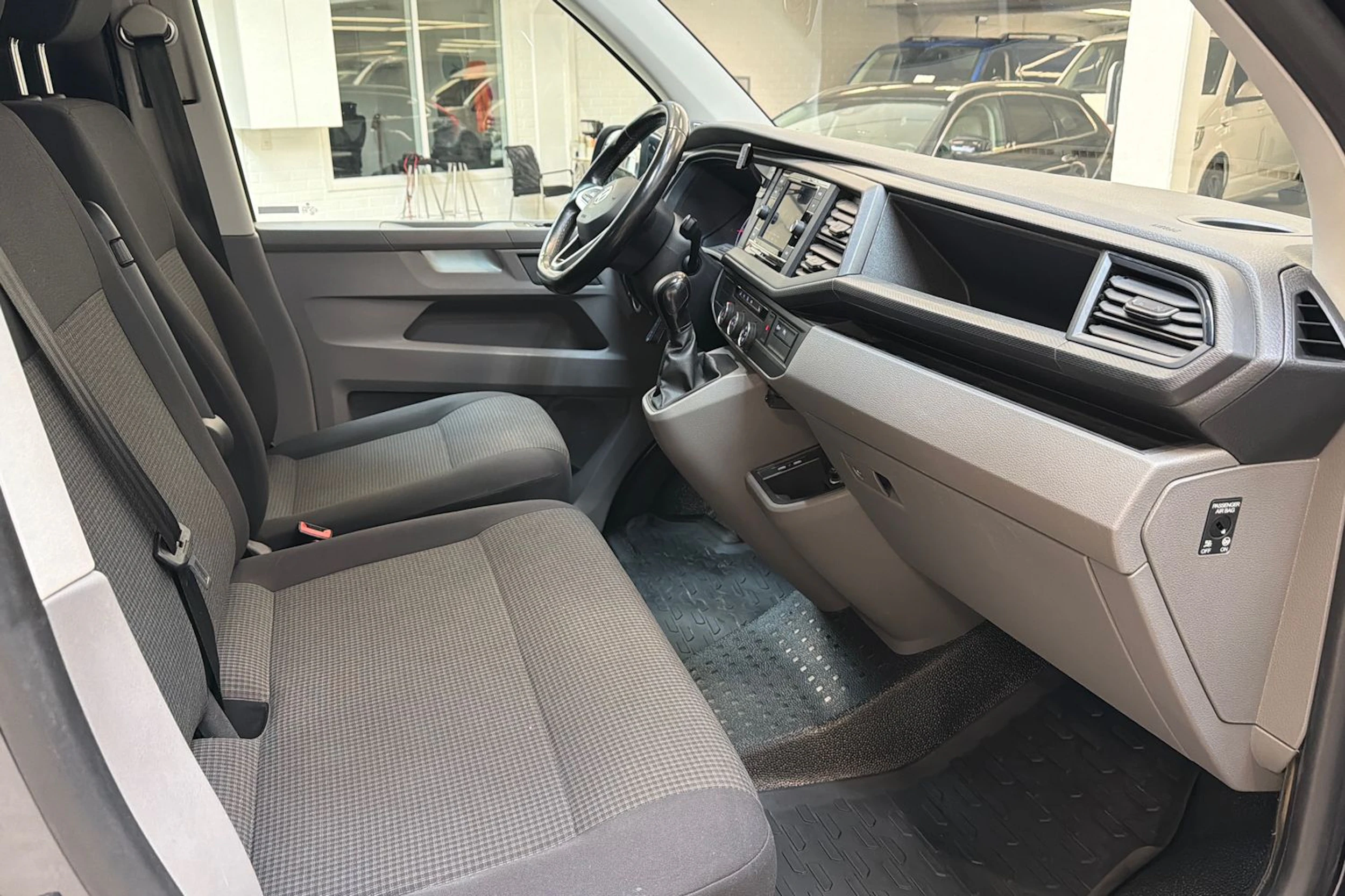 sininen Volkswagen Transporter 2020 kuva 20.