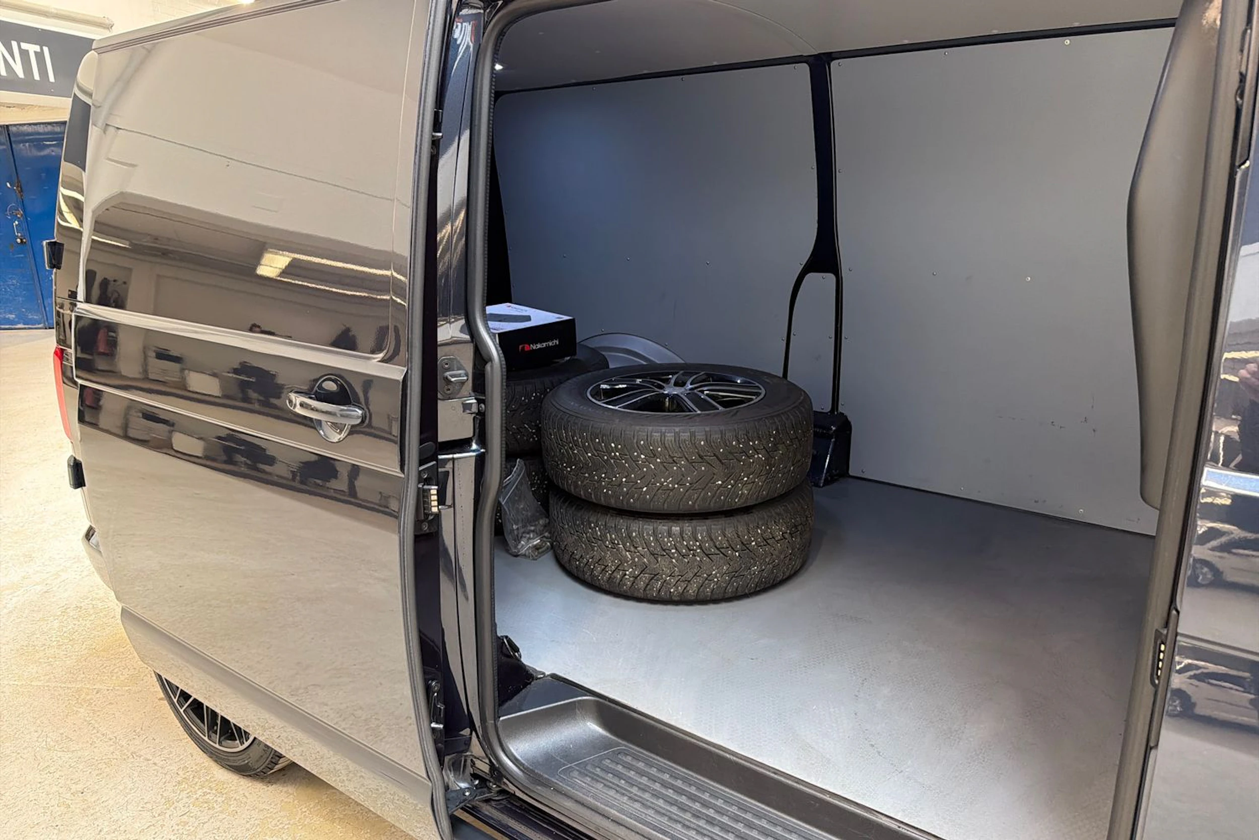 sininen Volkswagen Transporter 2020 kuva 21.