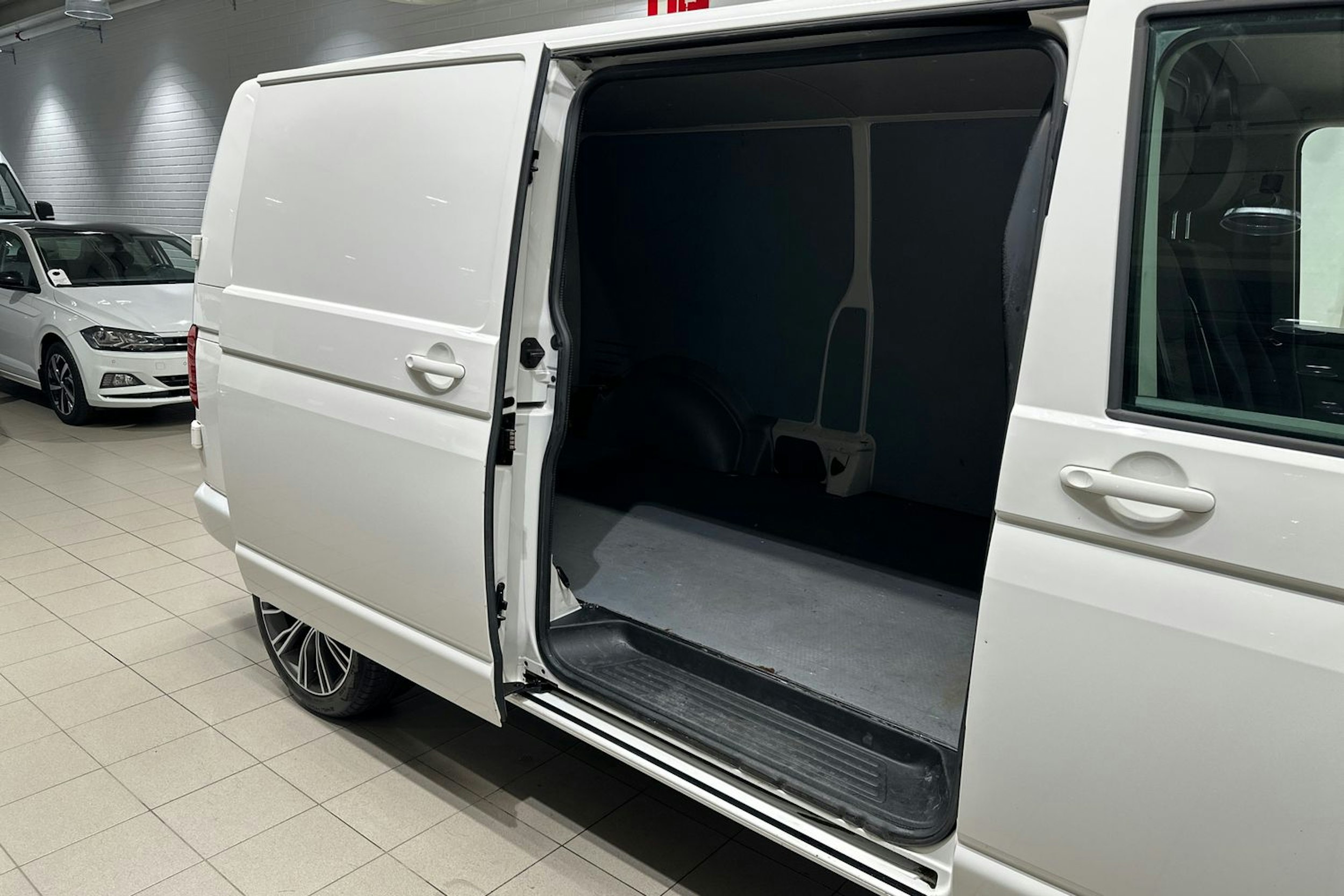 Valkoinen Volkswagen TRANSPORTER 2021 kuva 21.