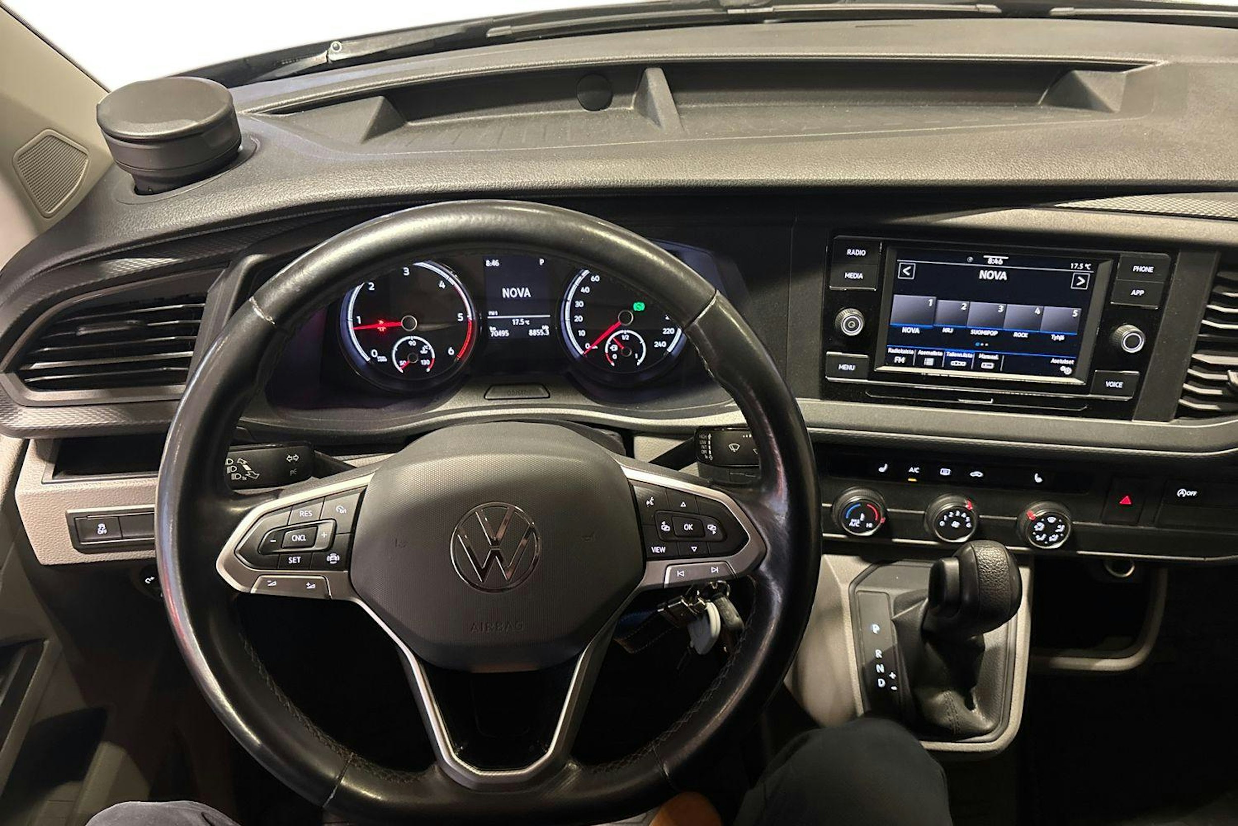 harmaa Volkswagen Transporter 2021 kuva 9.