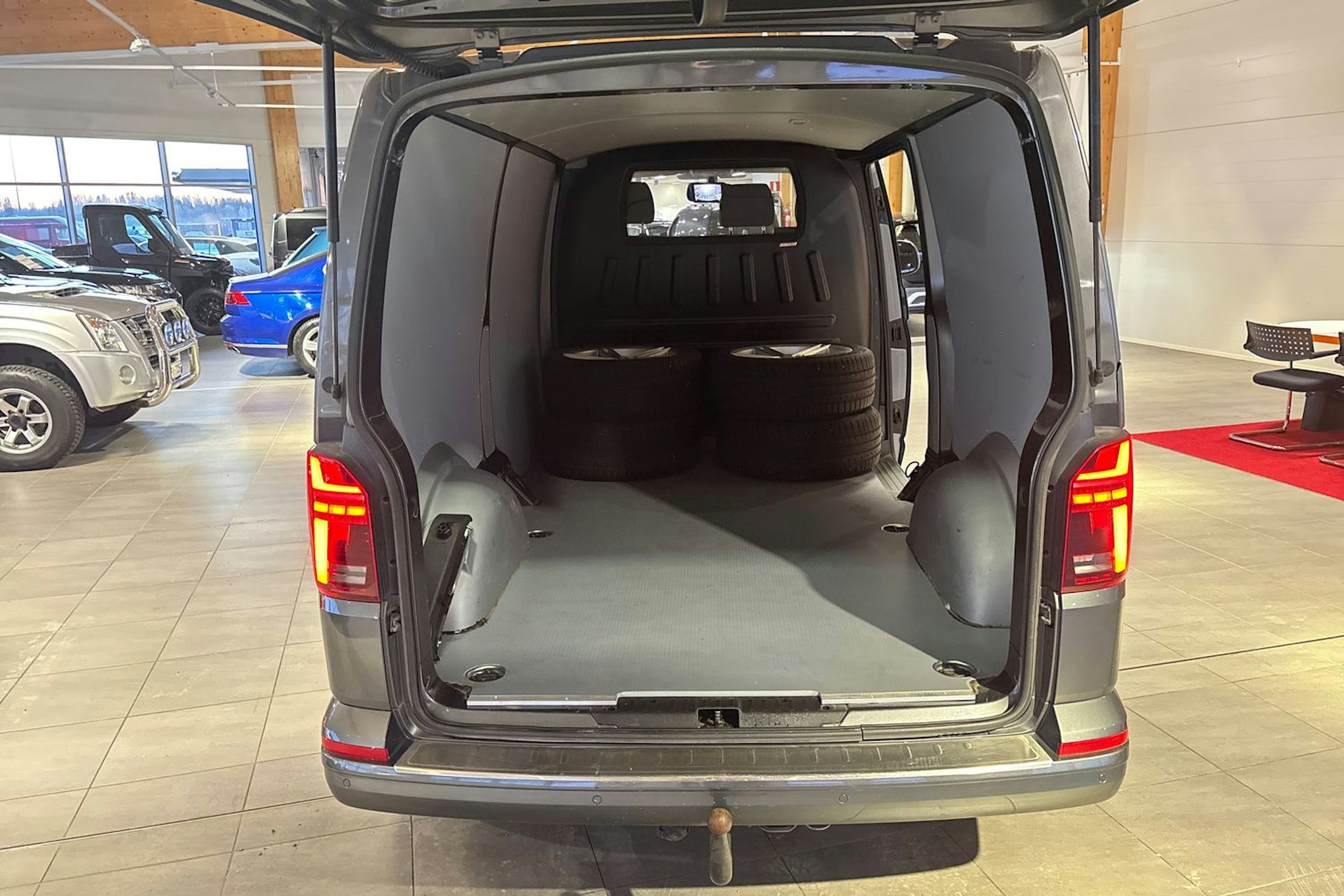 harmaa Volkswagen Transporter 2021 kuva 16.