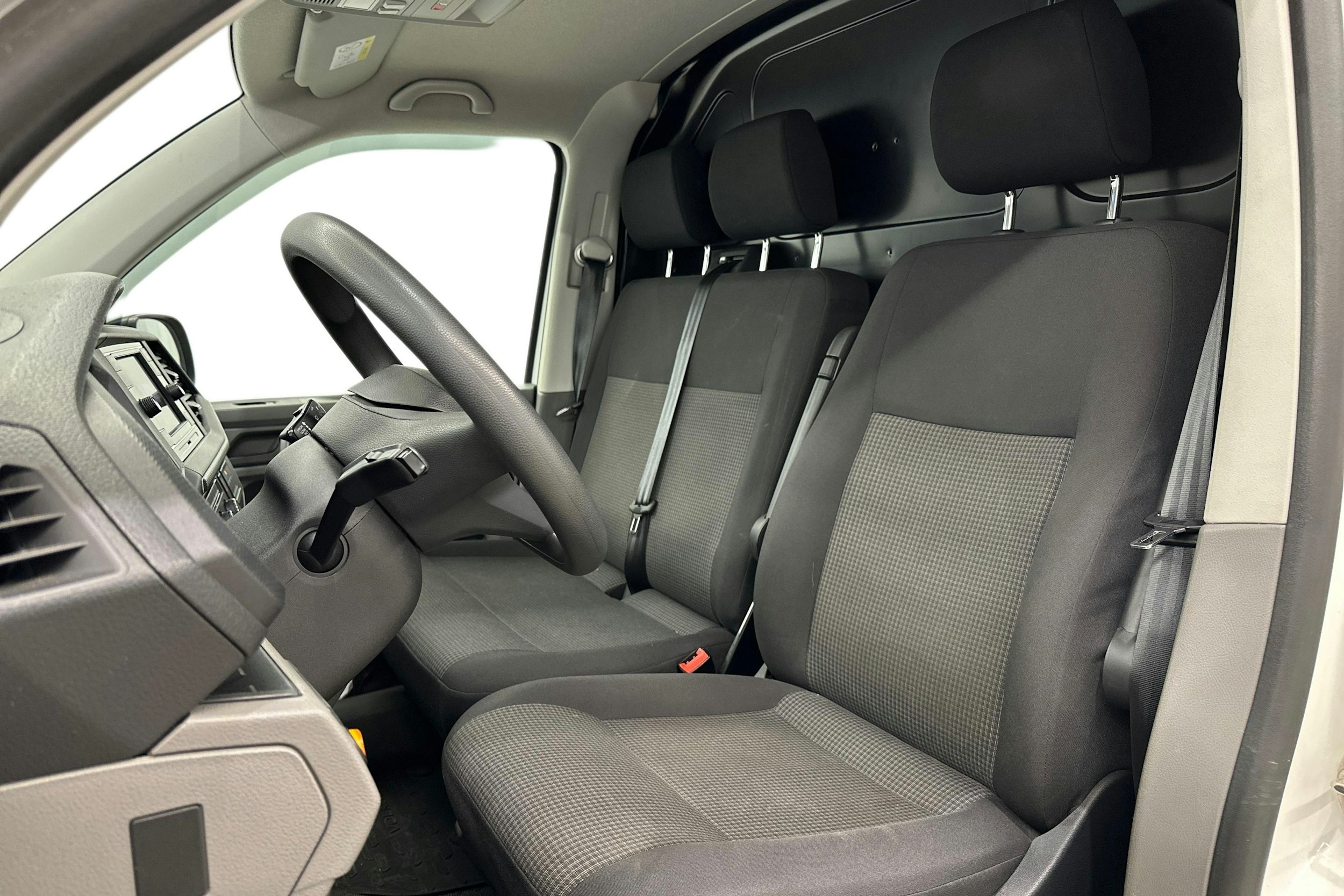 valkoinen Volkswagen Transporter 2020 kuva 11.