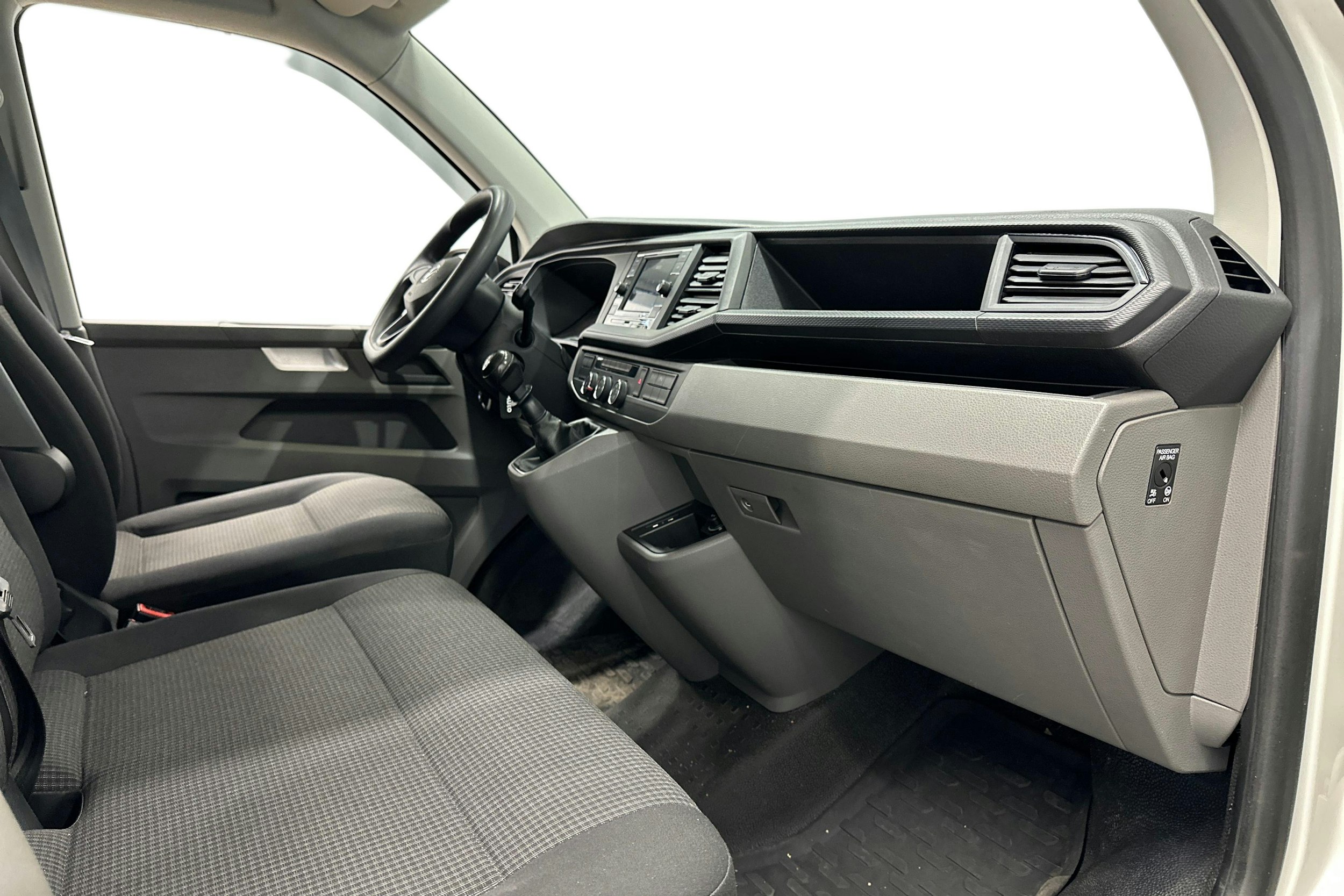 valkoinen Volkswagen Transporter 2020 kuva 12.
