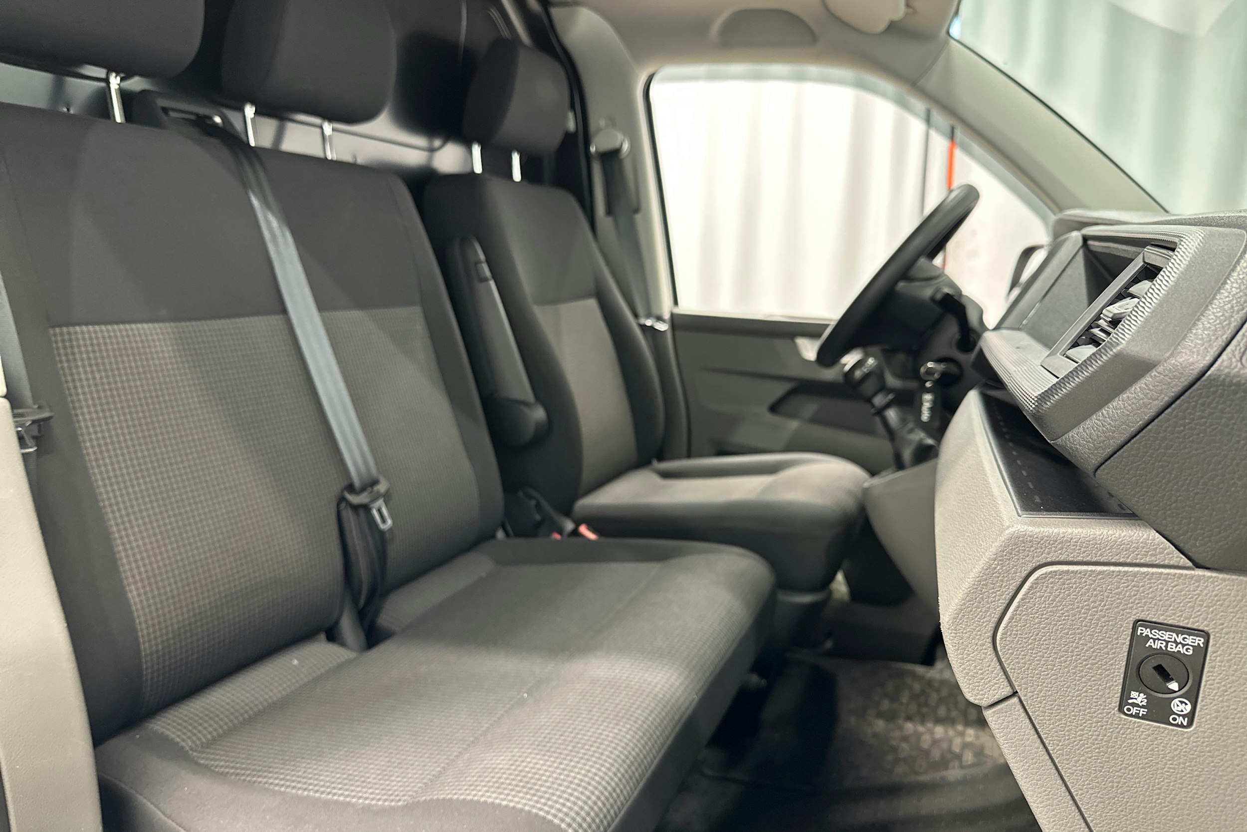 valkoinen Volkswagen Transporter 2020 kuva 13.