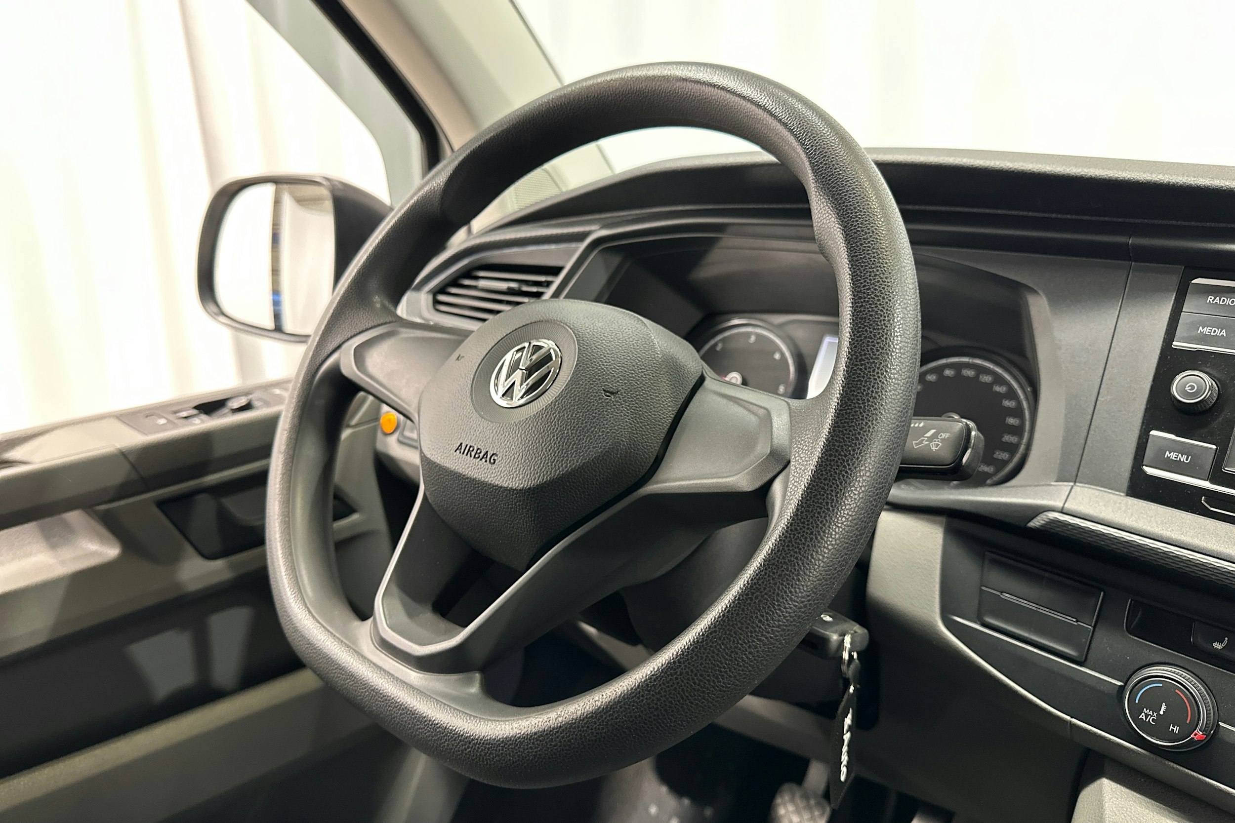 valkoinen Volkswagen Transporter 2020 kuva 15.