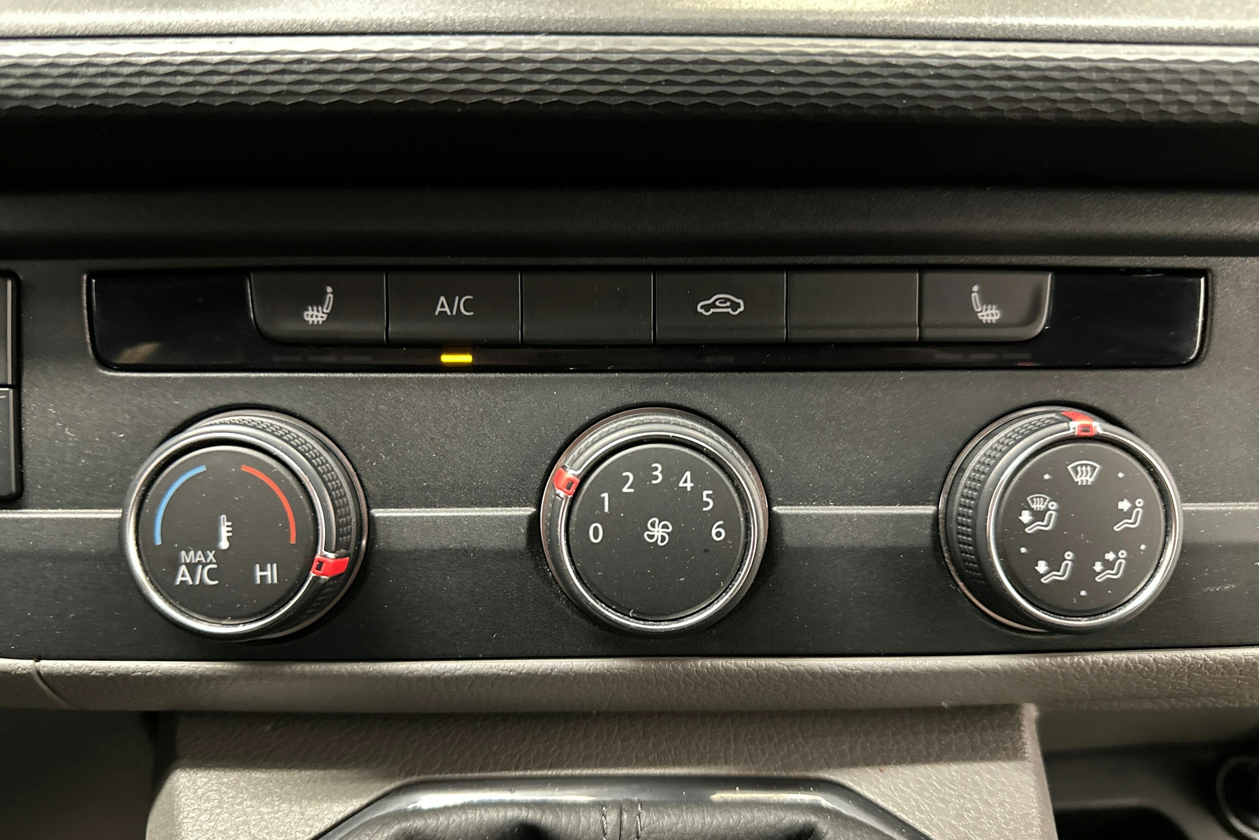 valkoinen Volkswagen Transporter 2020 kuva 18.