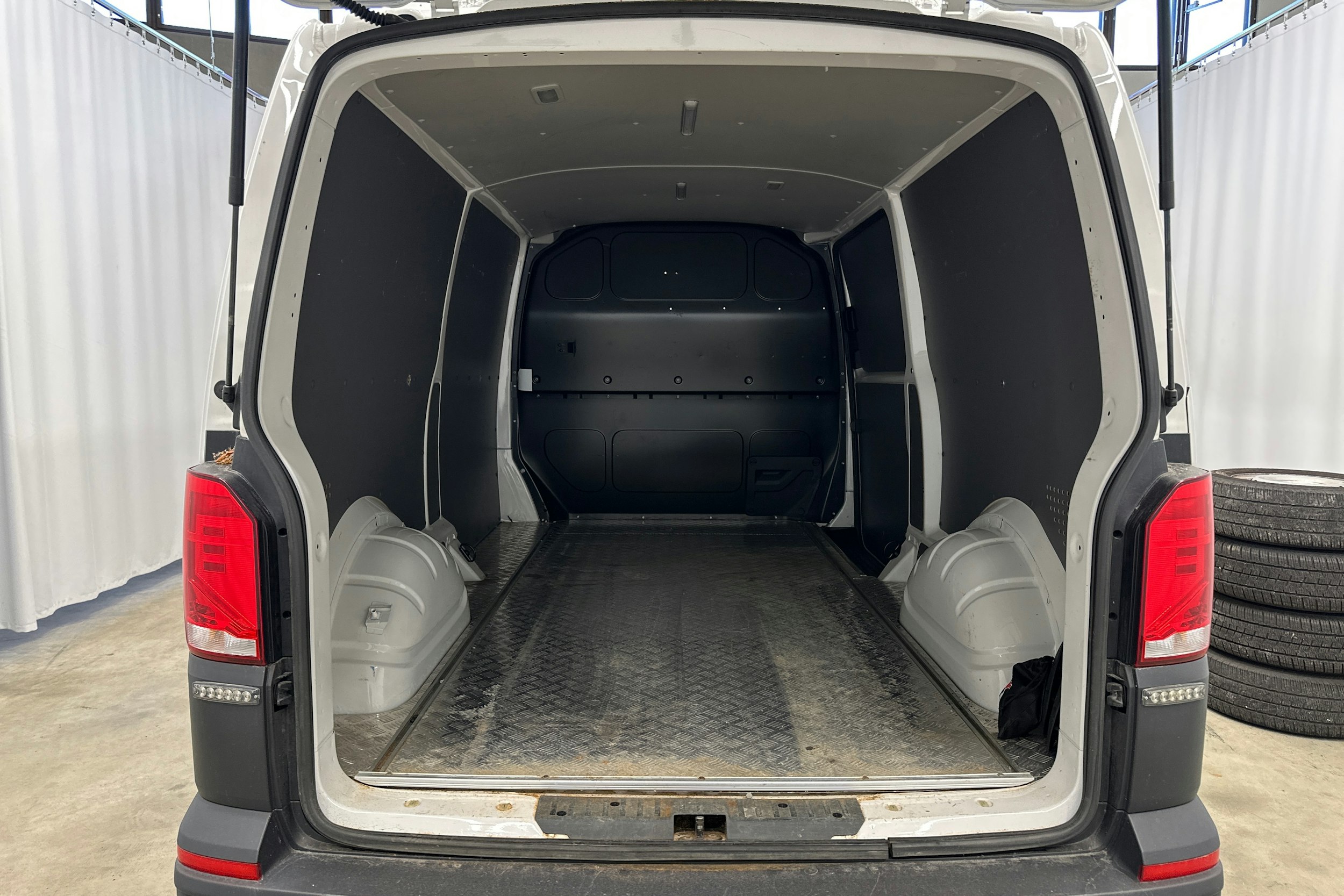 valkoinen Volkswagen Transporter 2020 kuva 26.