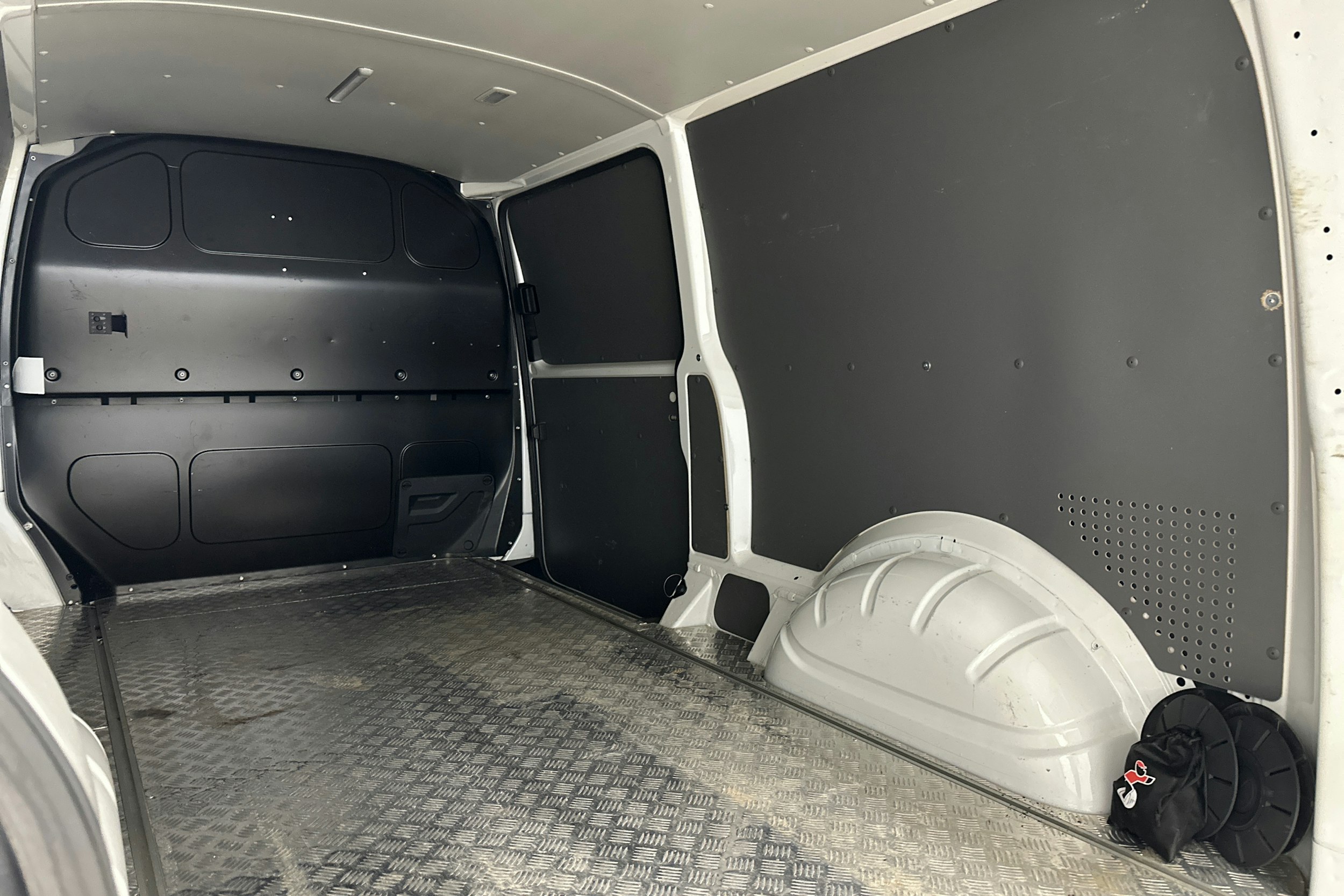 valkoinen Volkswagen Transporter 2020 kuva 28.