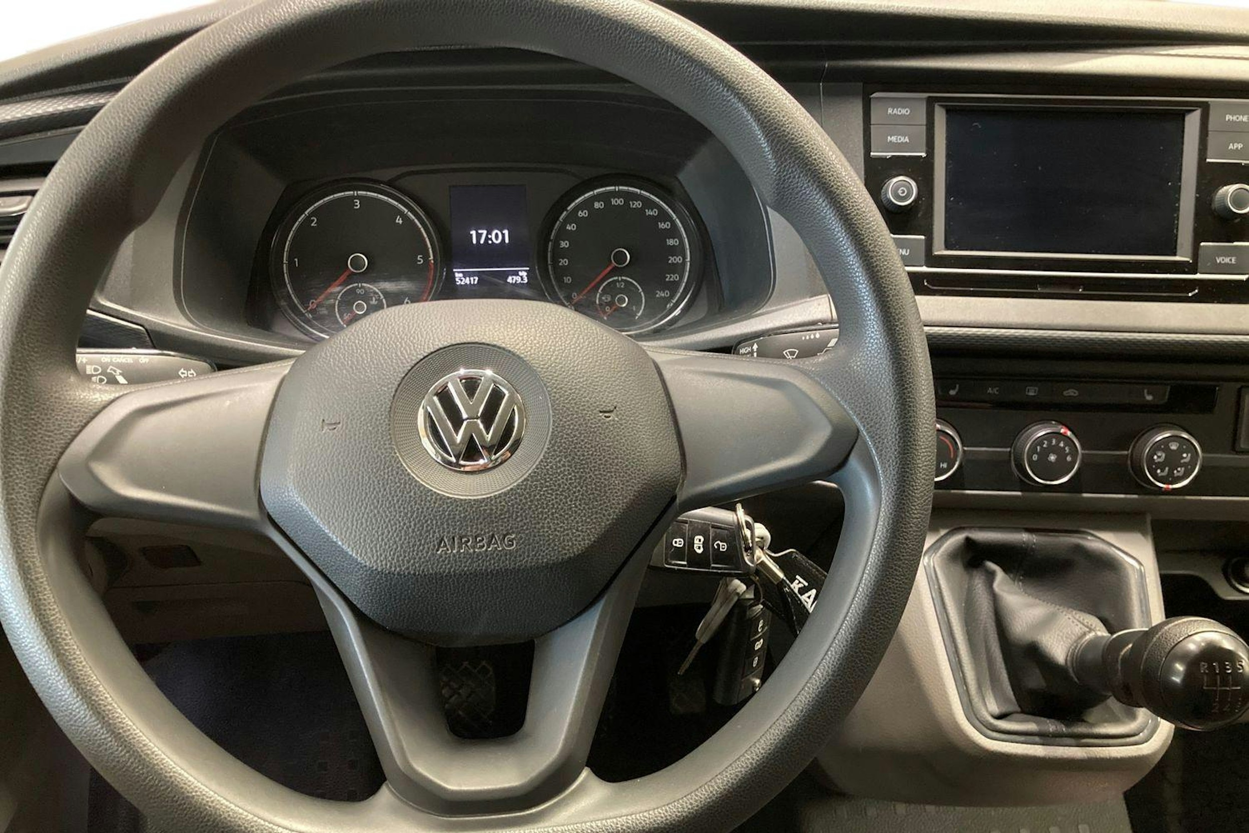 valkoinen Volkswagen Transporter 2020 kuva 9.