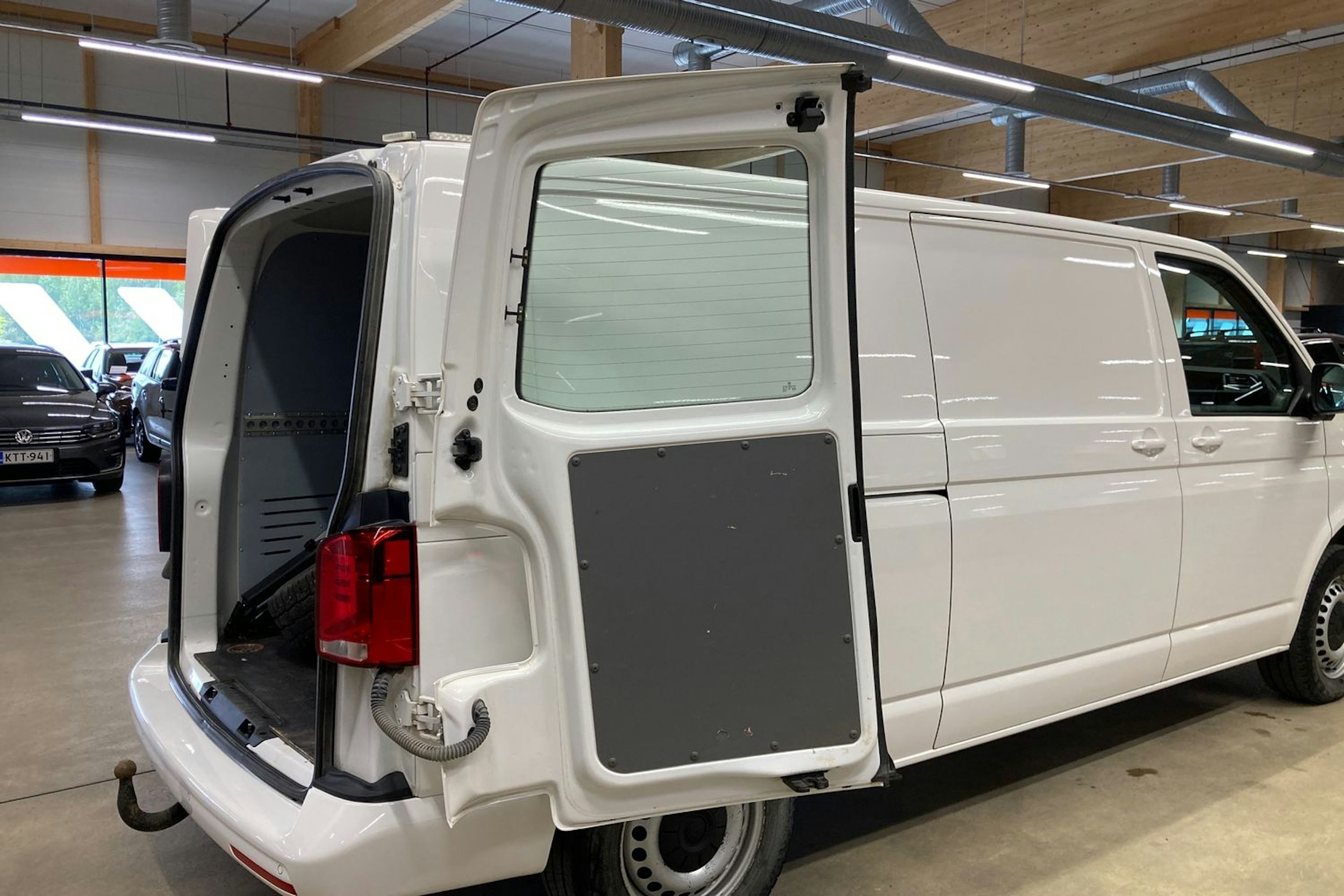valkoinen Volkswagen Transporter 2020 kuva 15.