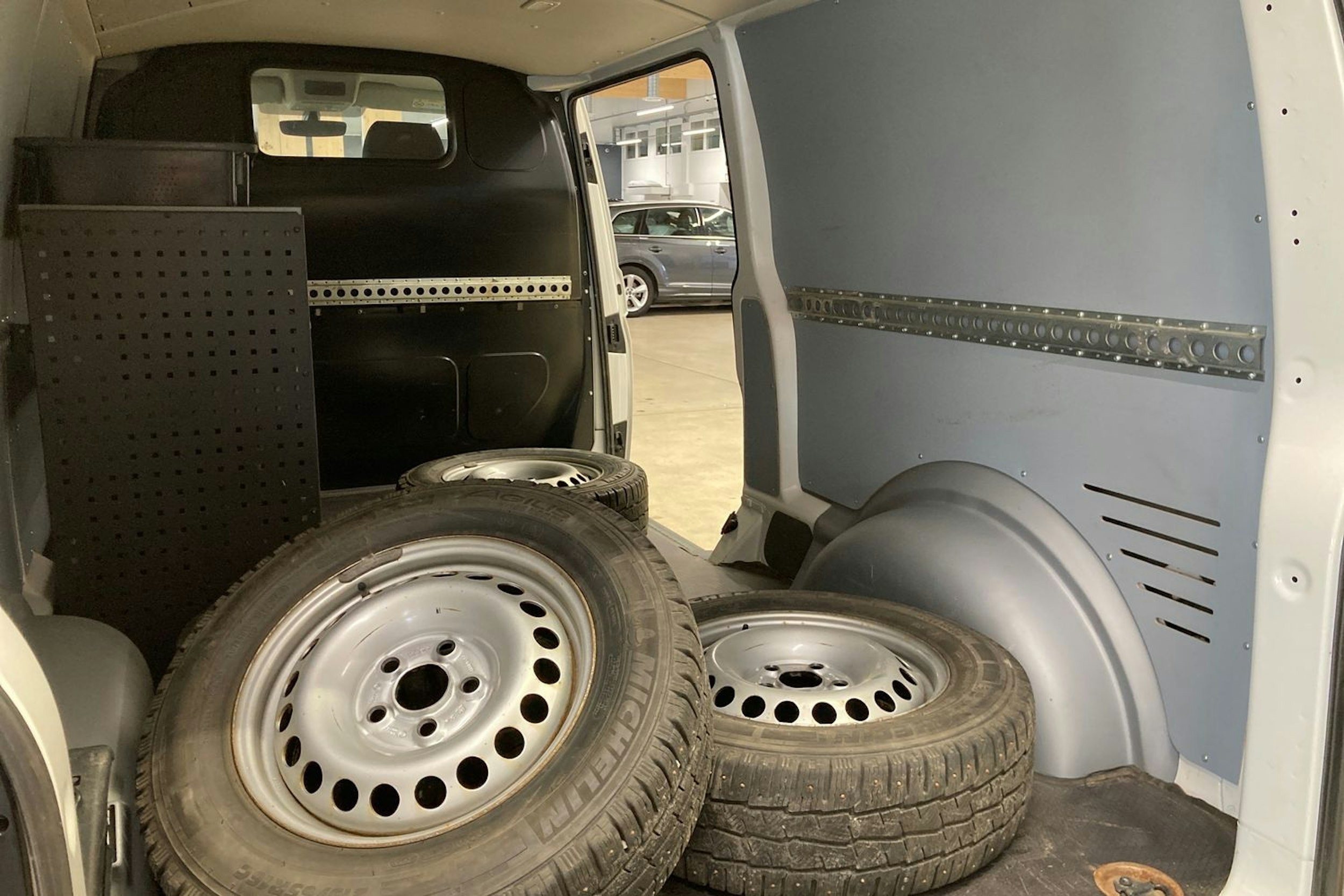 valkoinen Volkswagen Transporter 2020 kuva 16.