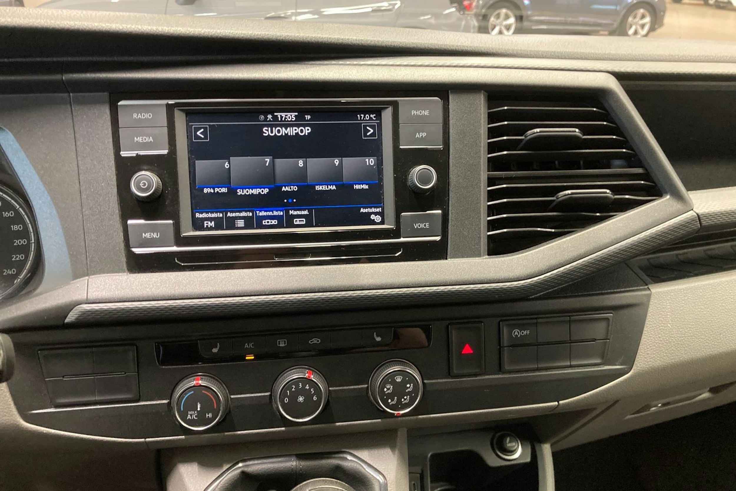 valkoinen Volkswagen Transporter 2020 kuva 20.
