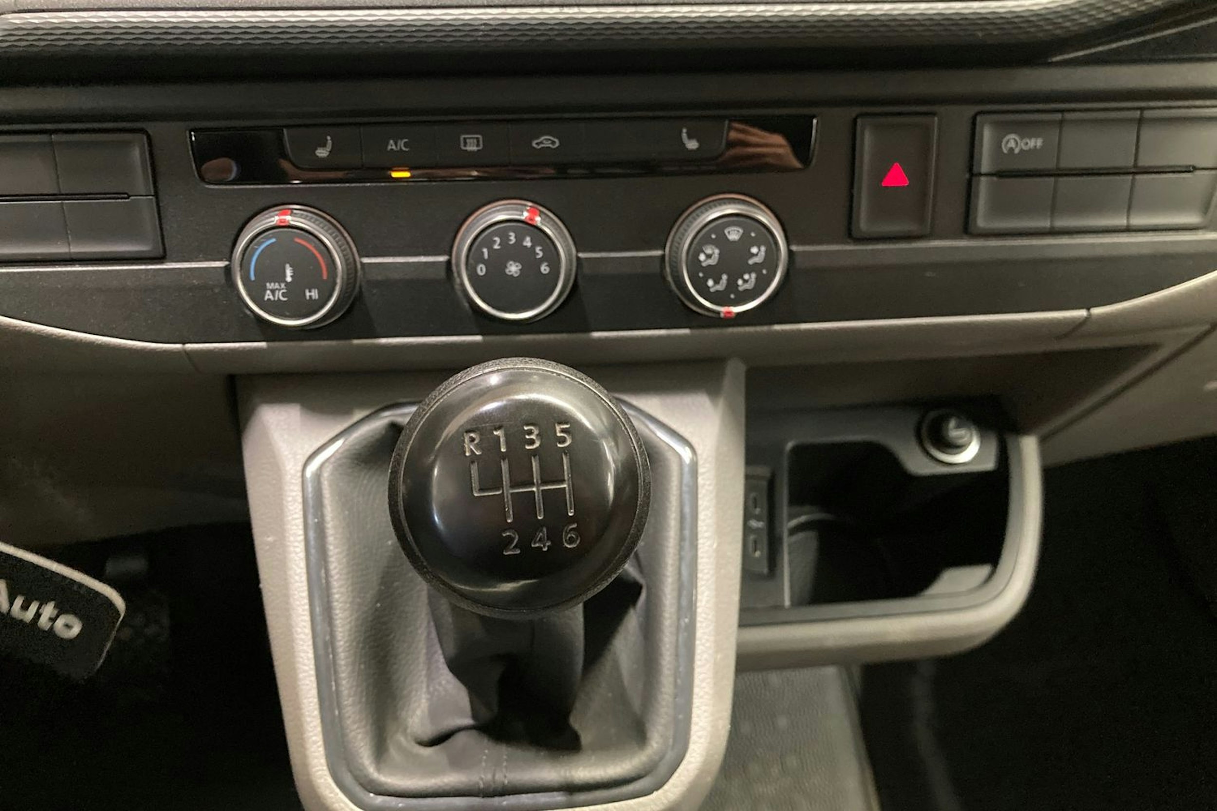 valkoinen Volkswagen Transporter 2020 kuva 21.