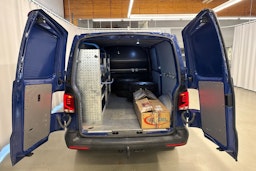 sininen Volkswagen Transporter 2020 kuva 22.
