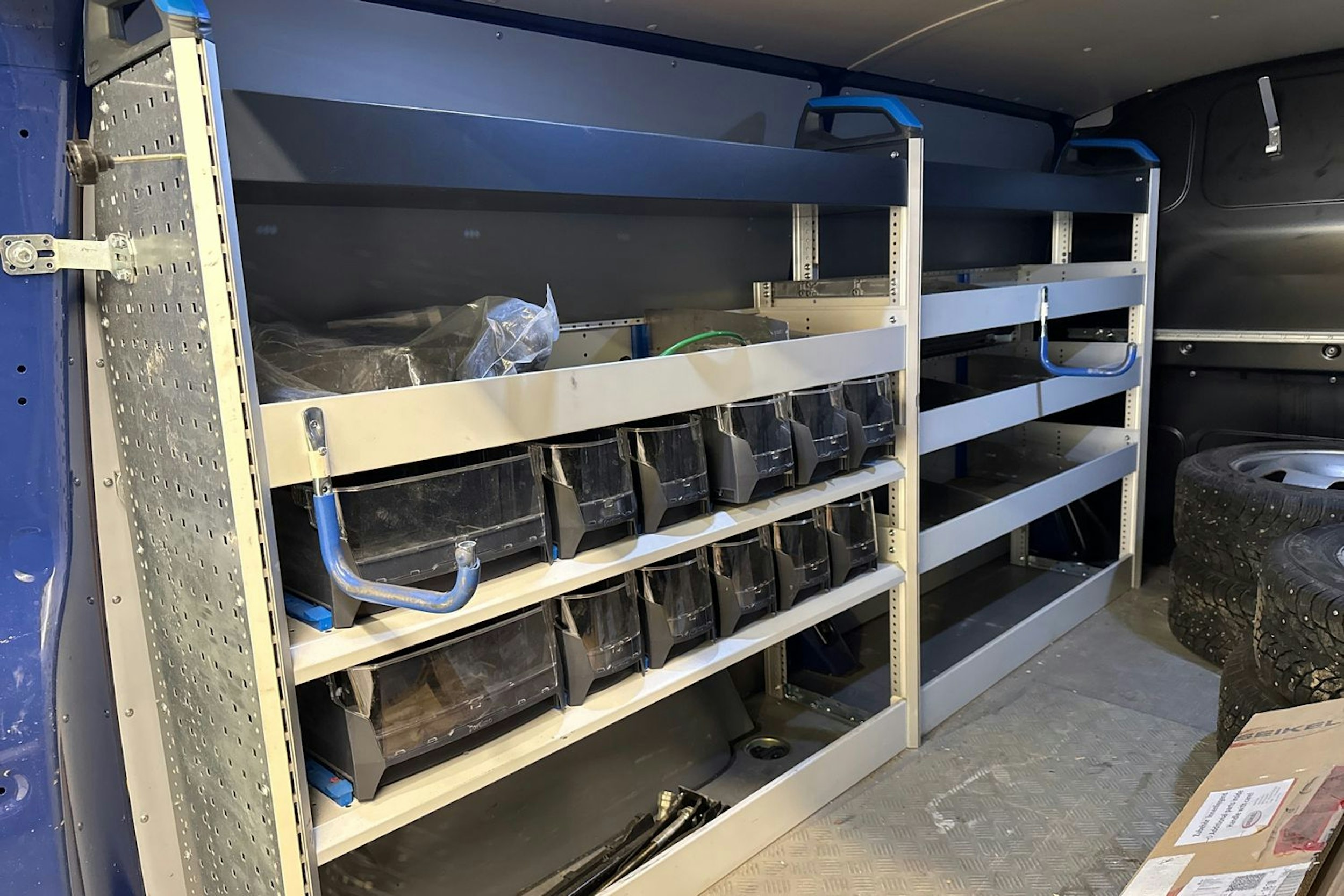 sininen Volkswagen Transporter 2020 kuva 24.