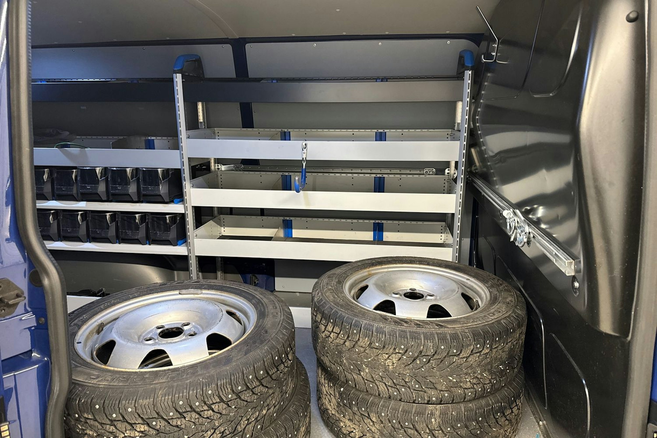 sininen Volkswagen Transporter 2020 kuva 25.