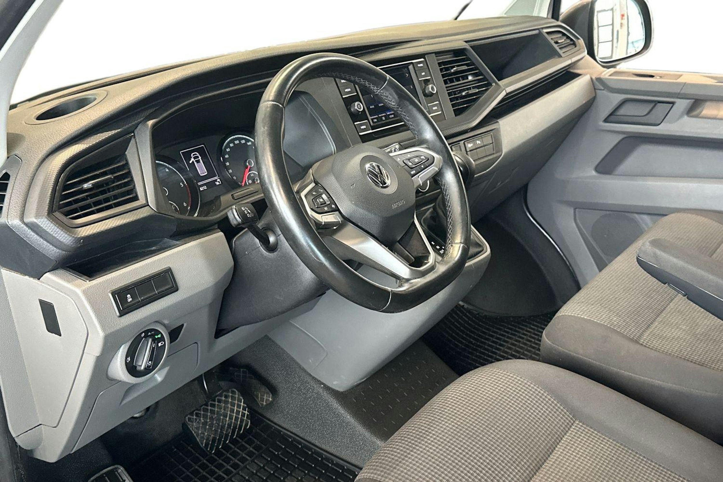 harmaa Volkswagen Transporter 2020 kuva 9.