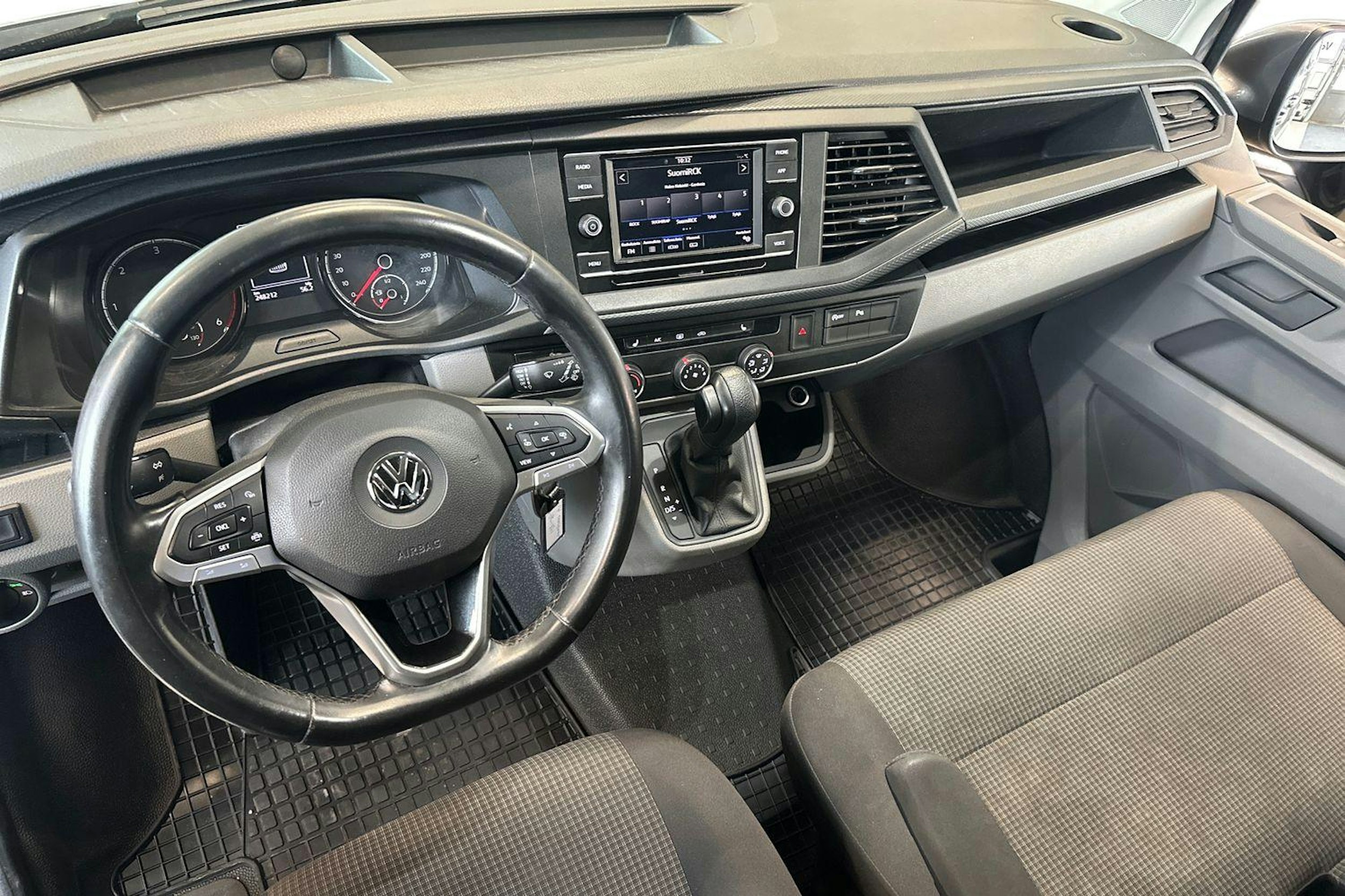 harmaa Volkswagen Transporter 2020 kuva 11.