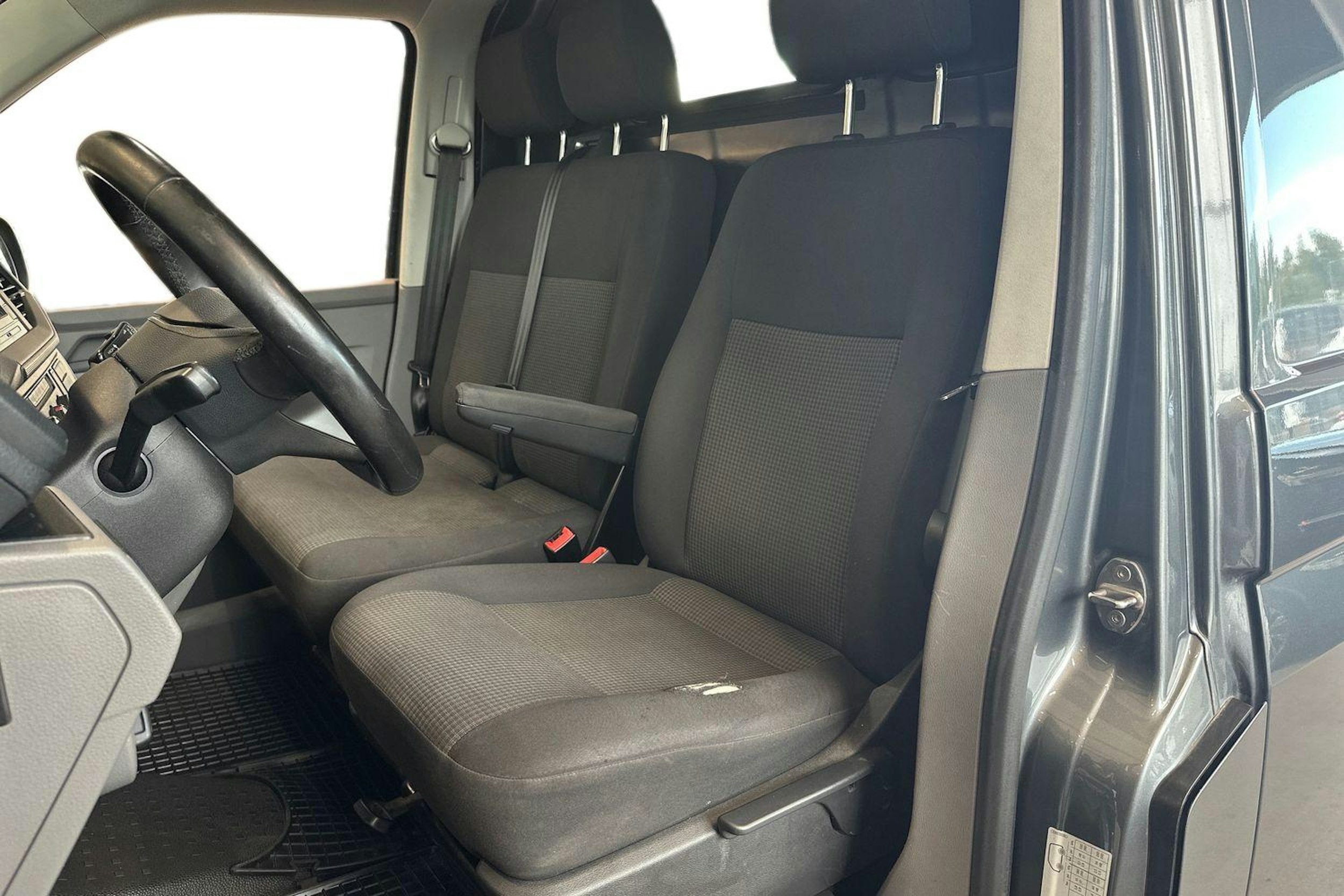 harmaa Volkswagen Transporter 2020 kuva 12.