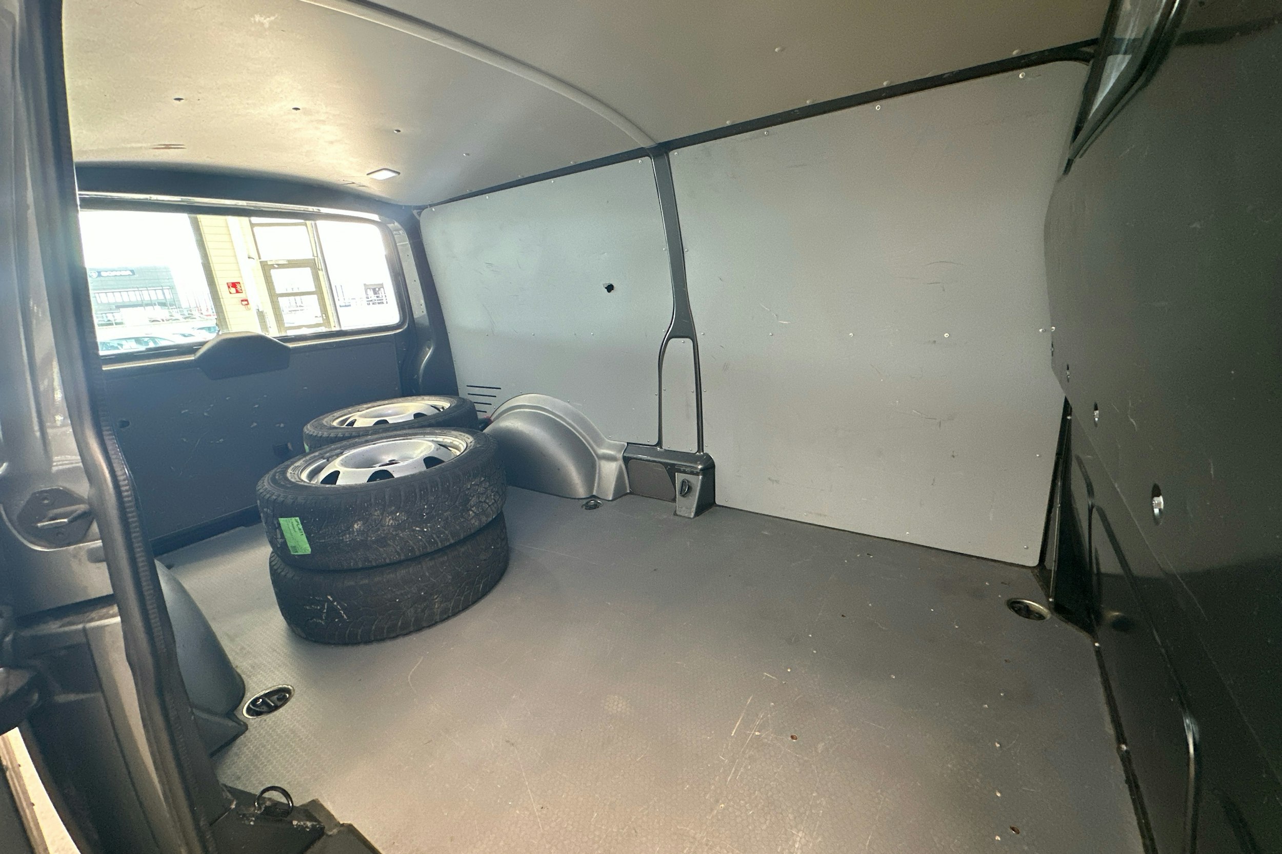 harmaa Volkswagen Transporter 2020 kuva 17.