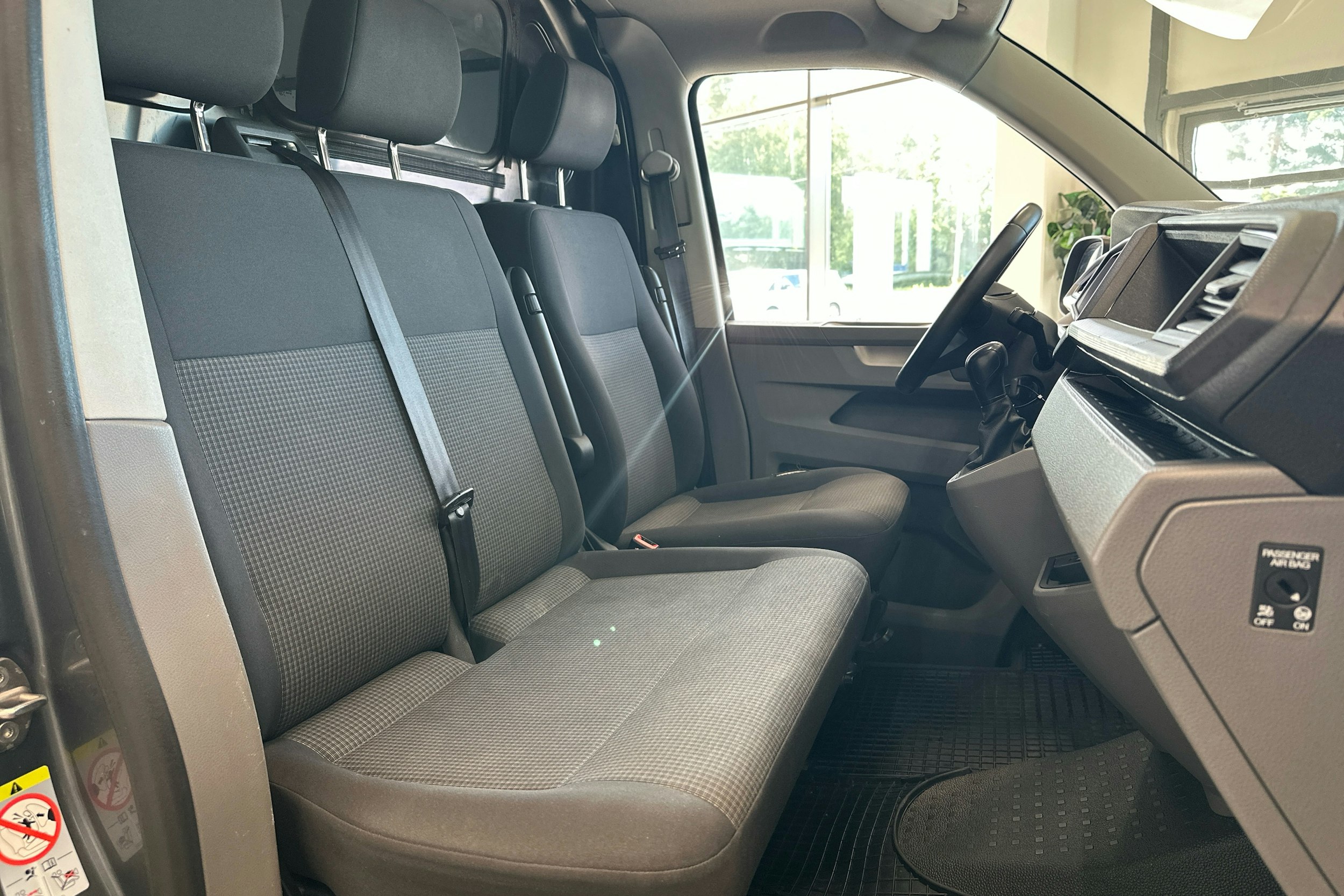 harmaa Volkswagen Transporter 2020 kuva 18.