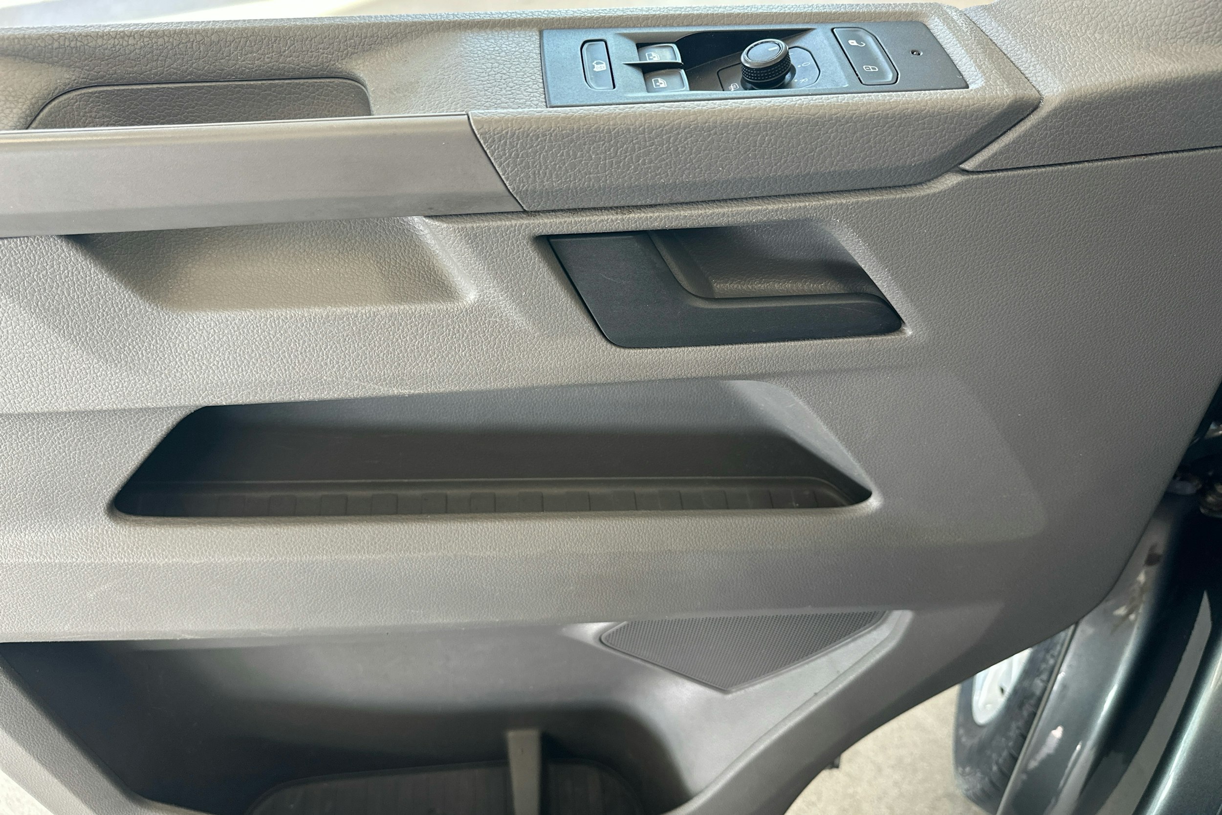 harmaa Volkswagen Transporter 2020 kuva 19.