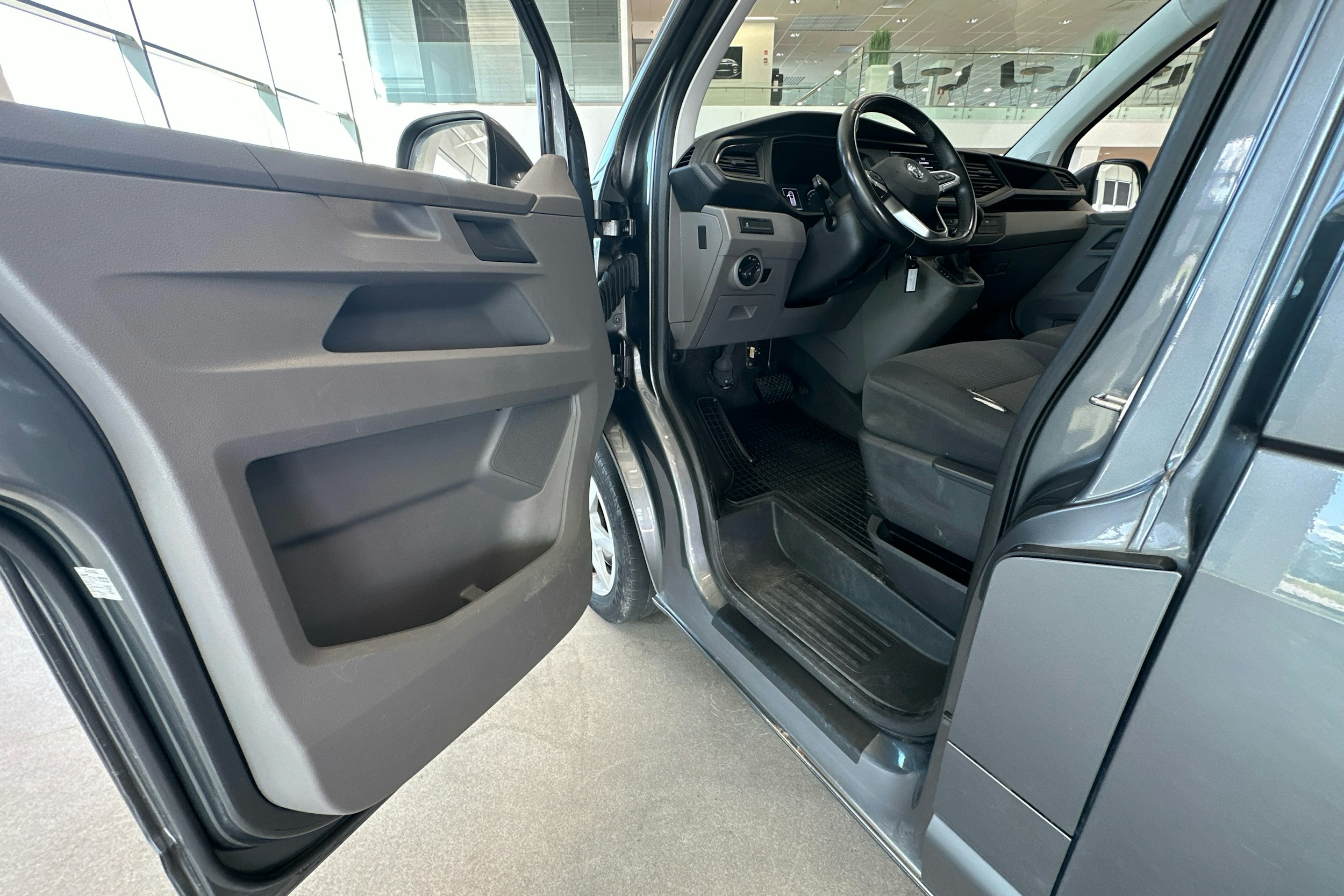 harmaa Volkswagen Transporter 2020 kuva 20.