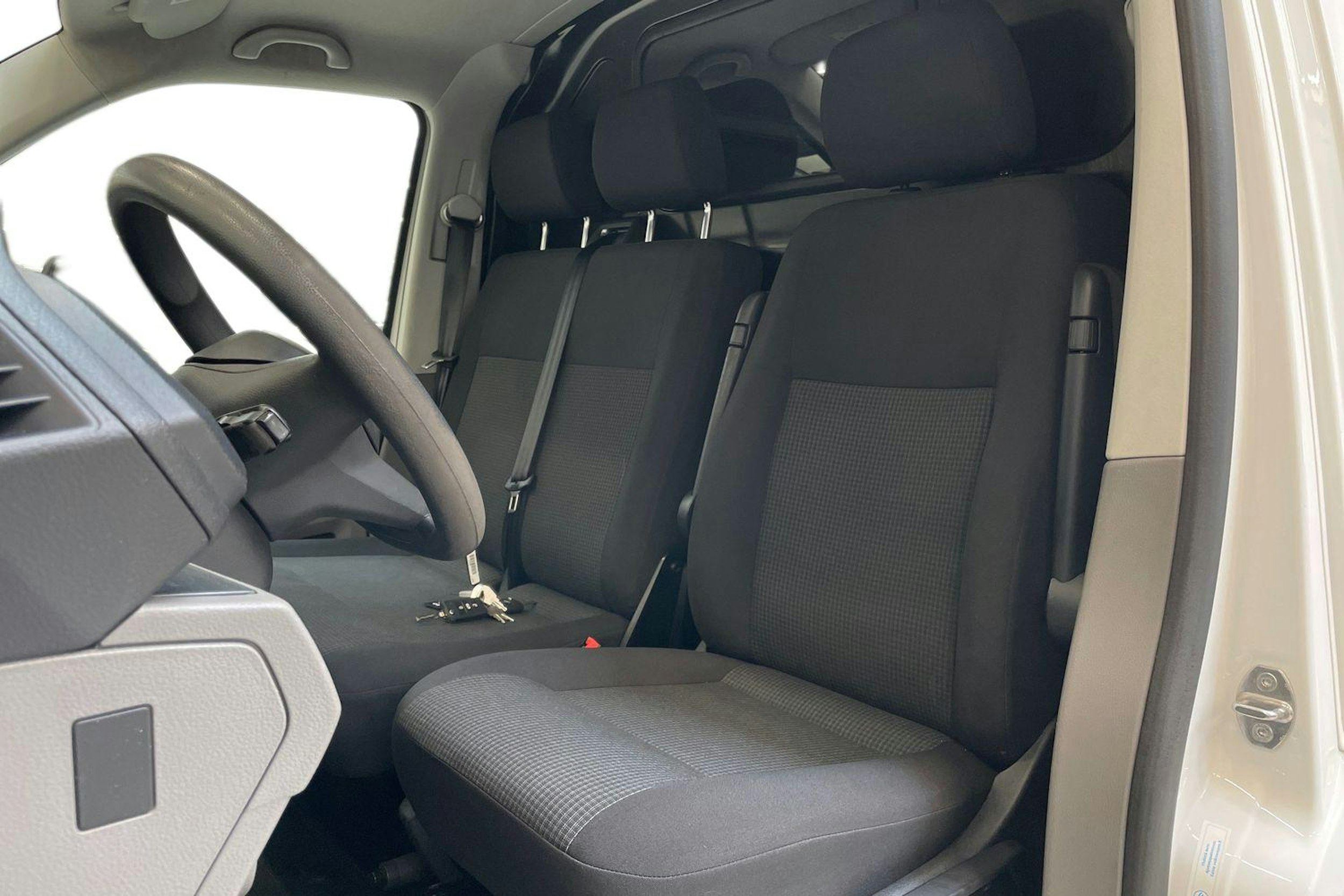 valkoinen Volkswagen Transporter 2020 kuva 9.