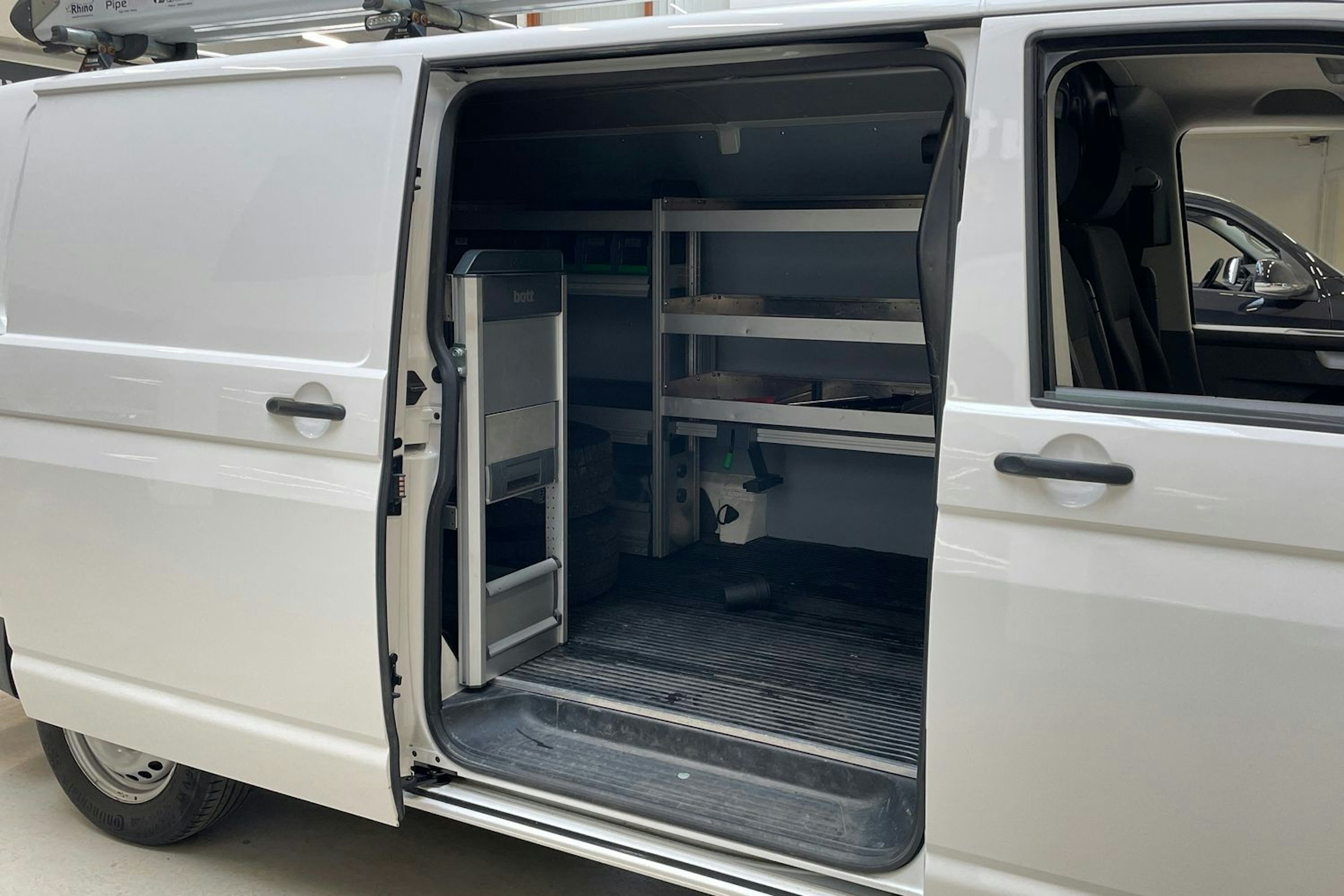 valkoinen Volkswagen Transporter 2020 kuva 13.