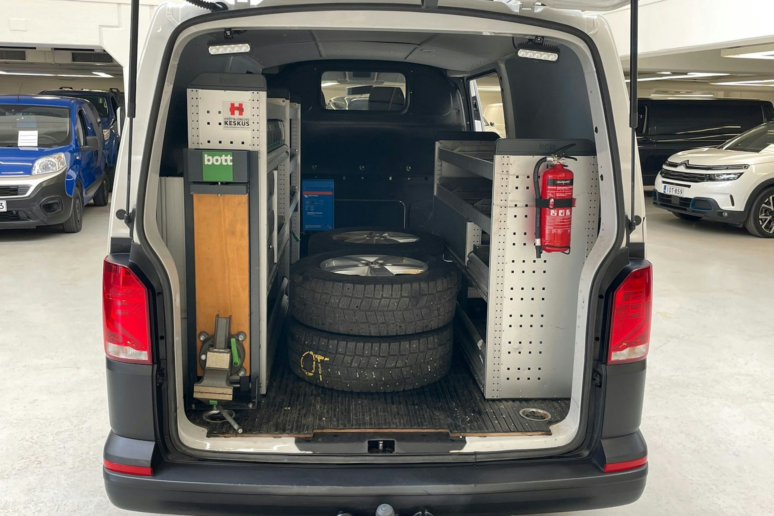 valkoinen Volkswagen Transporter 2020 kuva 14.