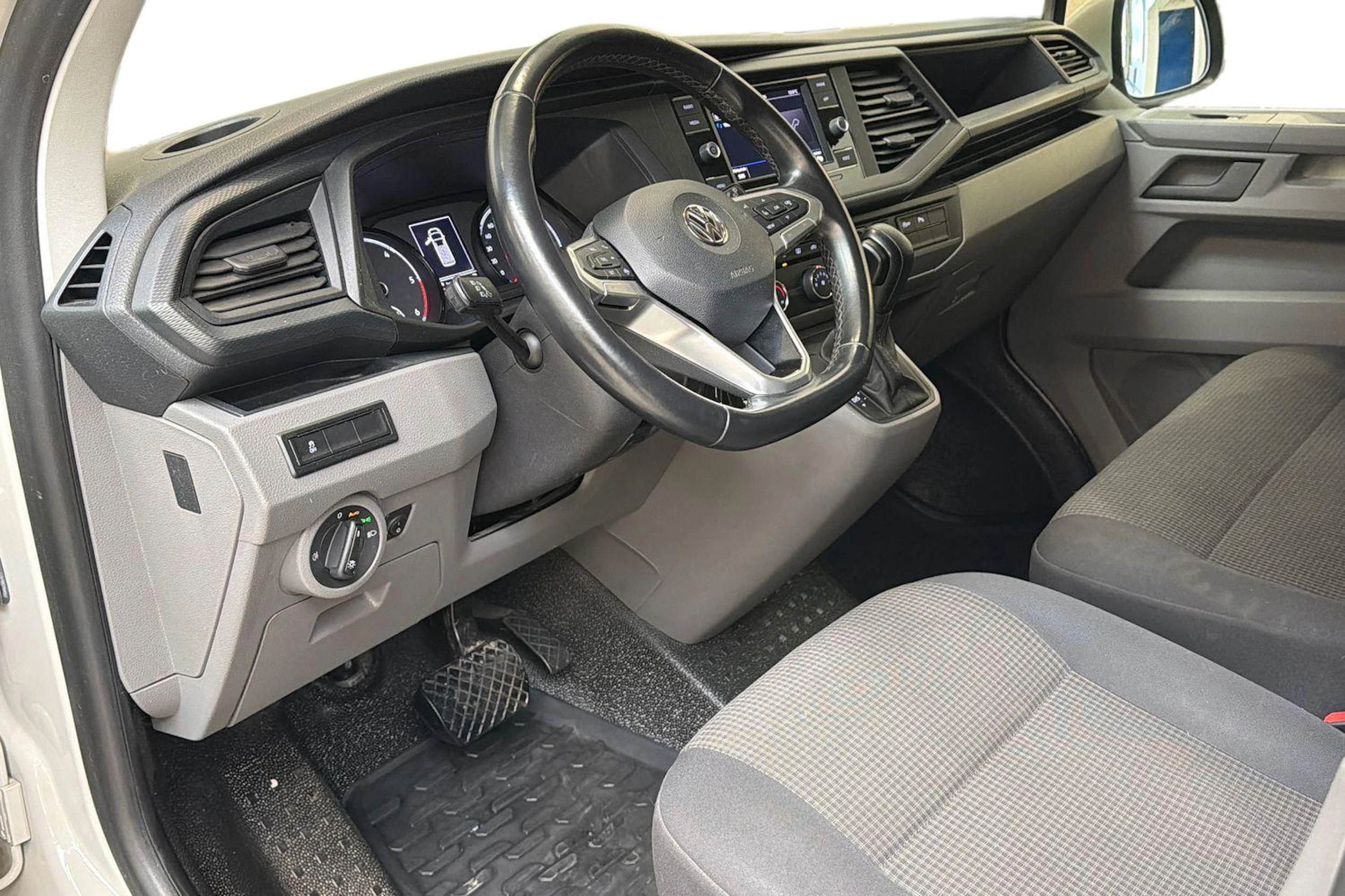 harmaa Volkswagen Transporter 2020 kuva 8.
