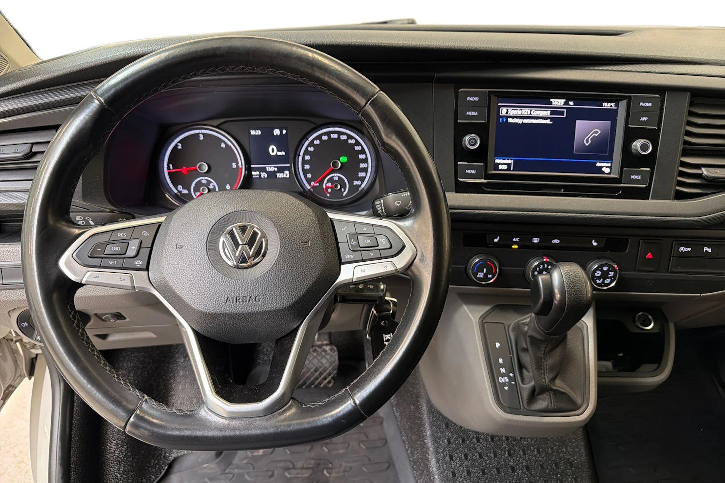 harmaa Volkswagen Transporter 2020 kuva 9.