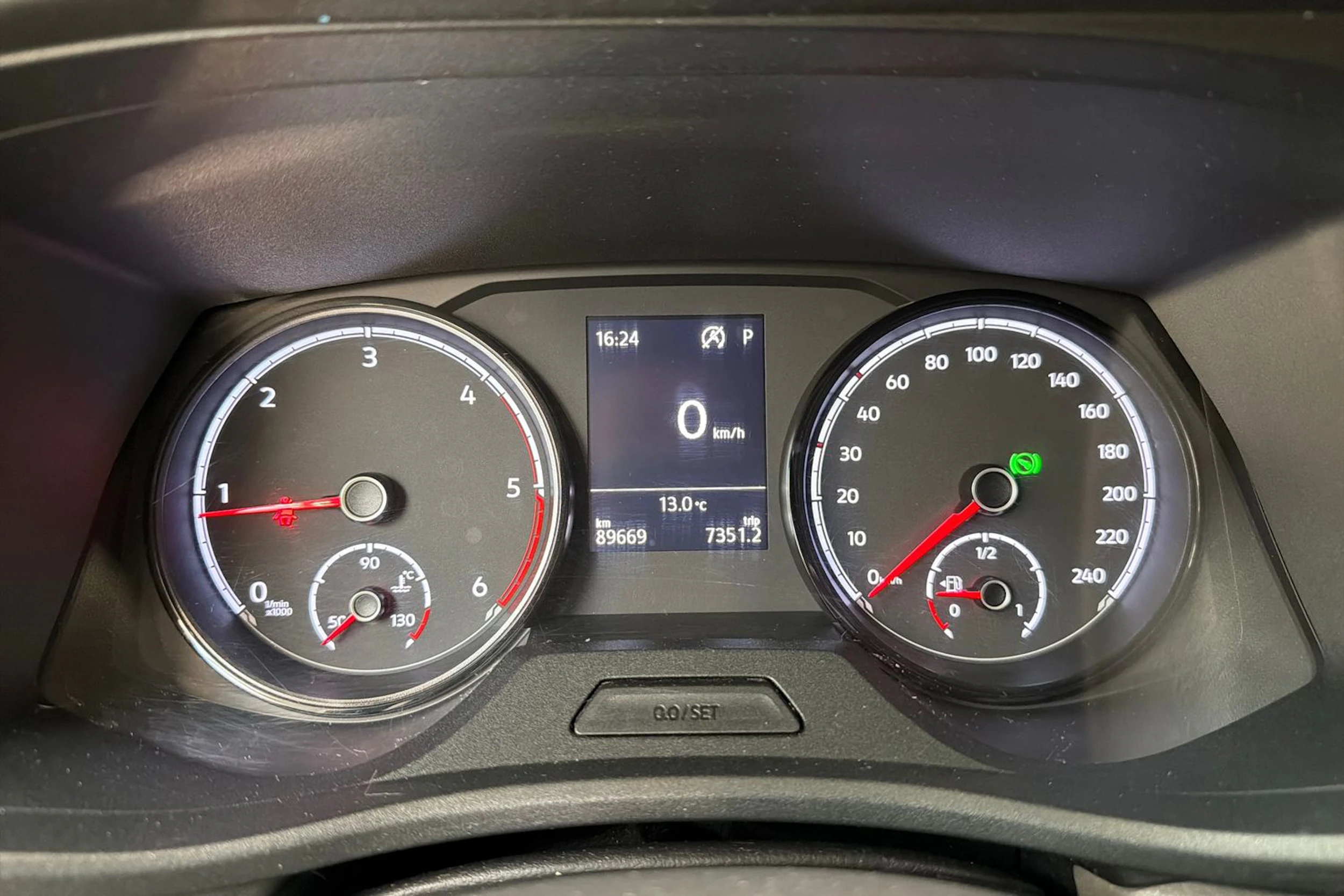 harmaa Volkswagen Transporter 2020 kuva 13.