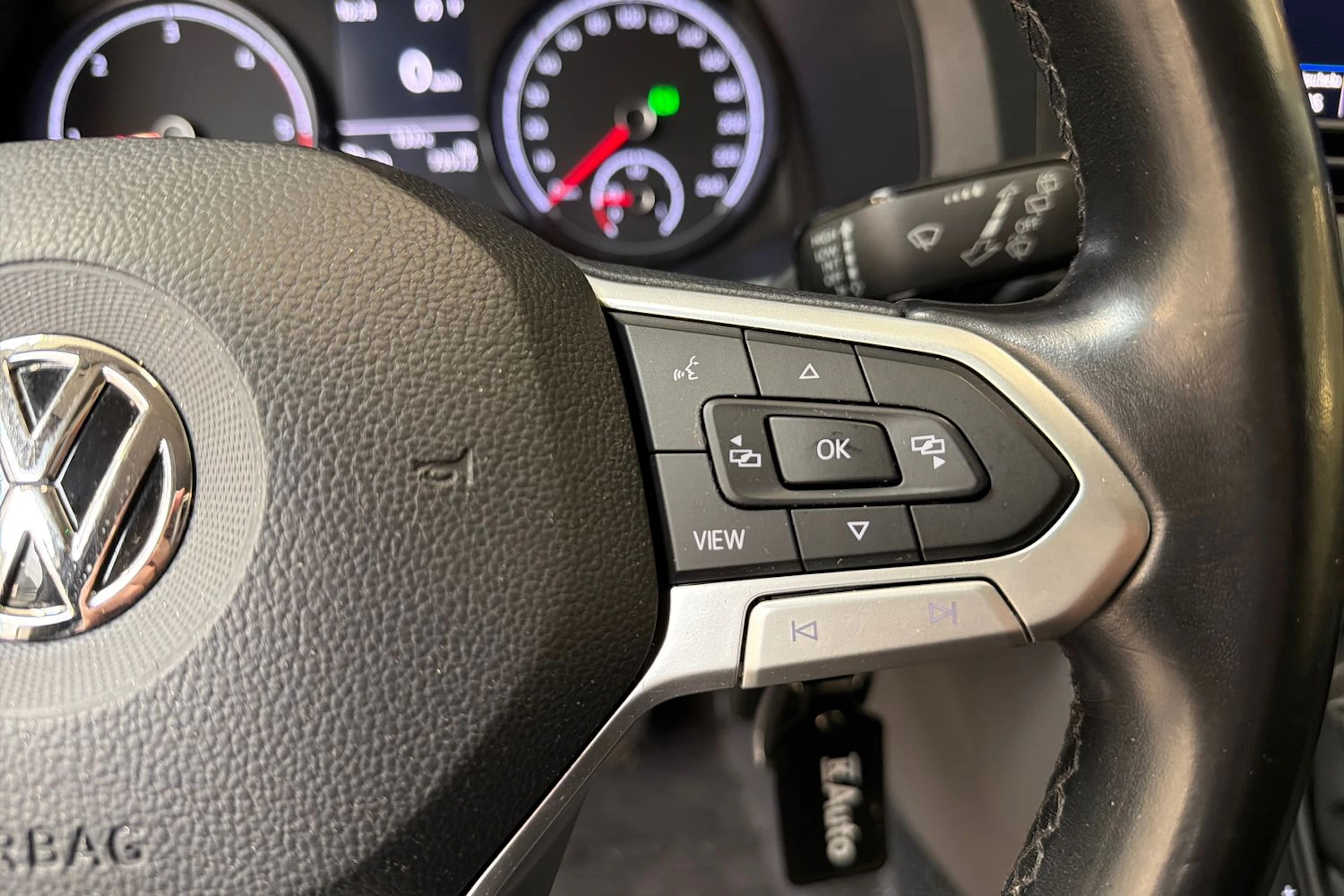 harmaa Volkswagen Transporter 2020 kuva 16.