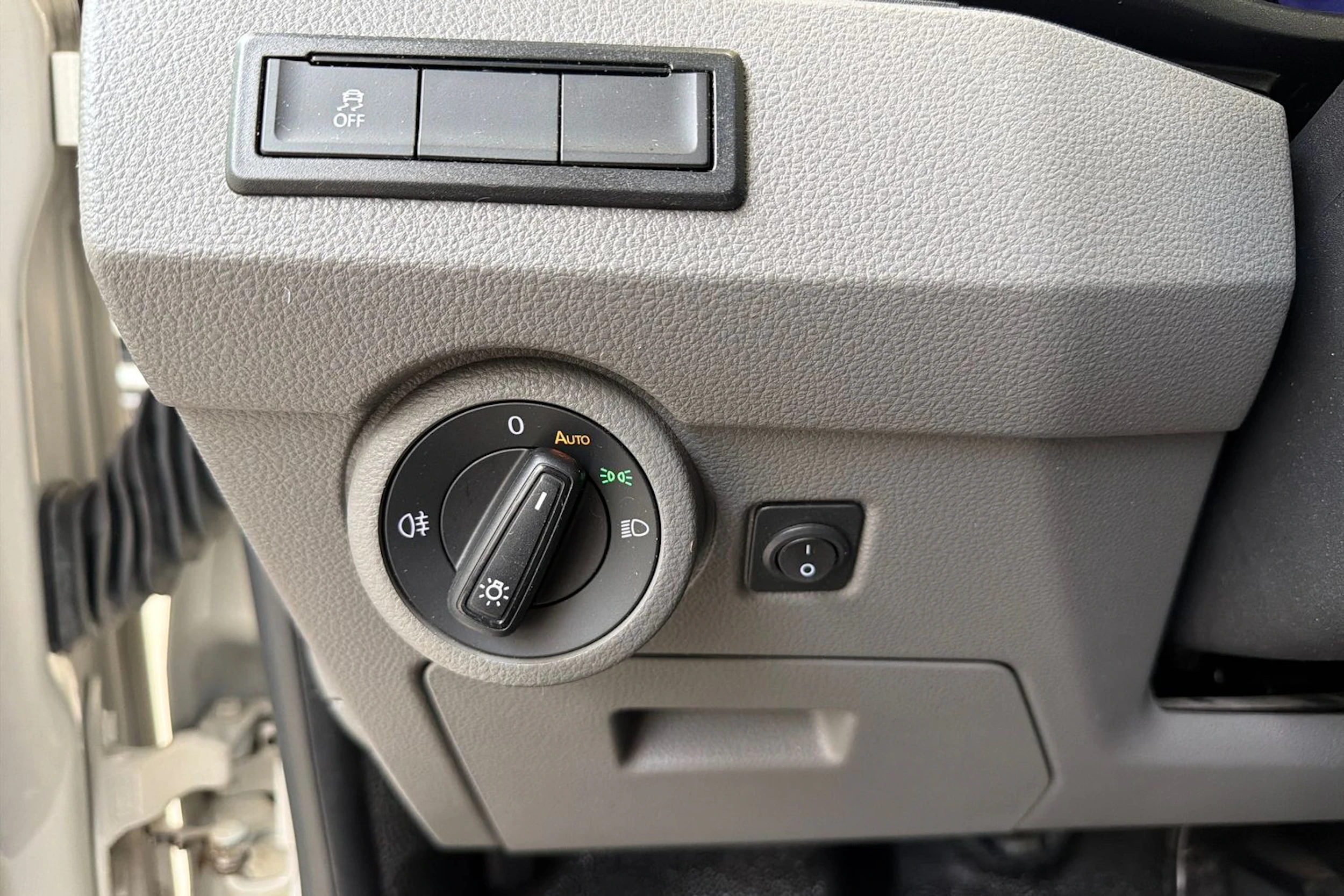 harmaa Volkswagen Transporter 2020 kuva 20.