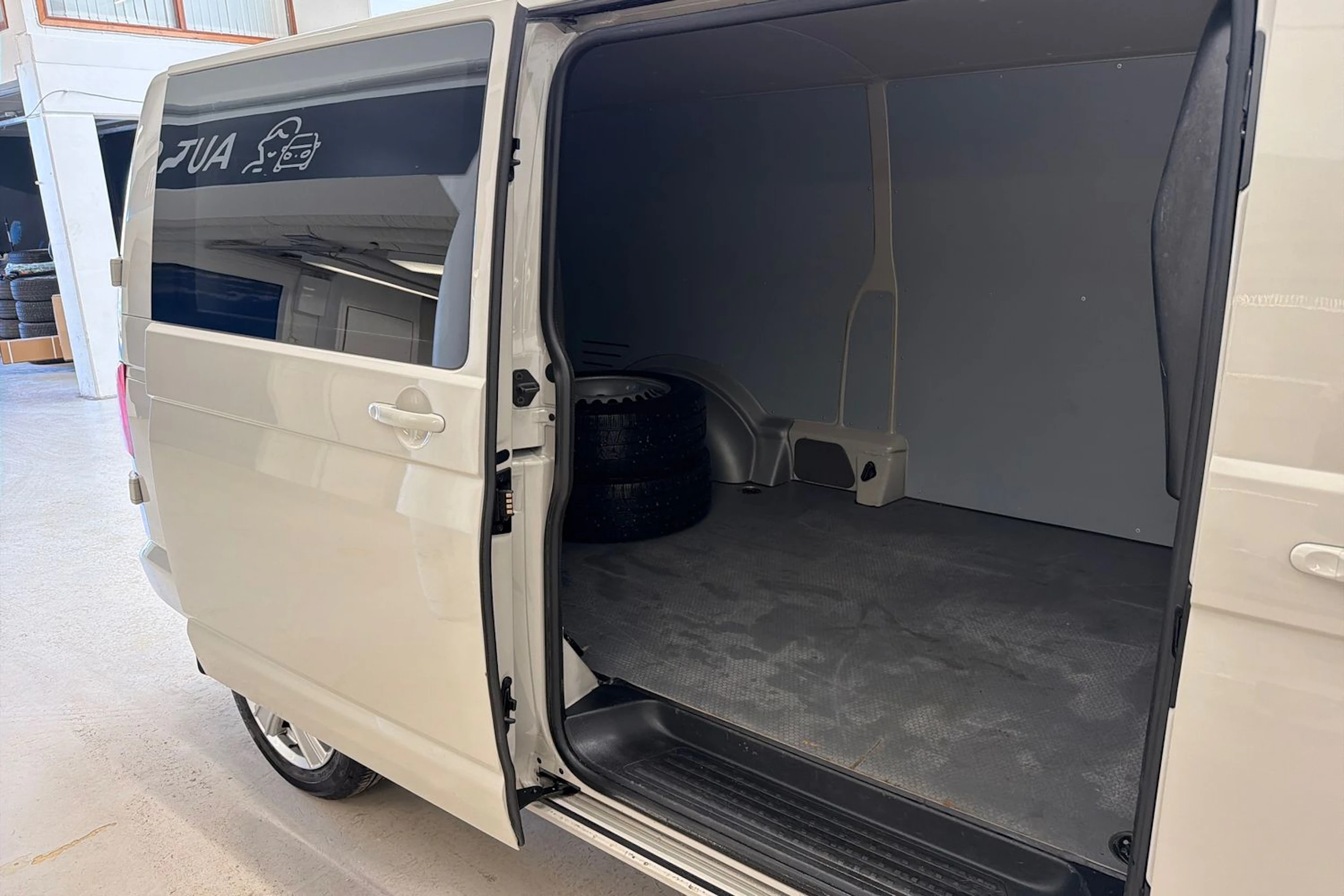 harmaa Volkswagen Transporter 2020 kuva 22.