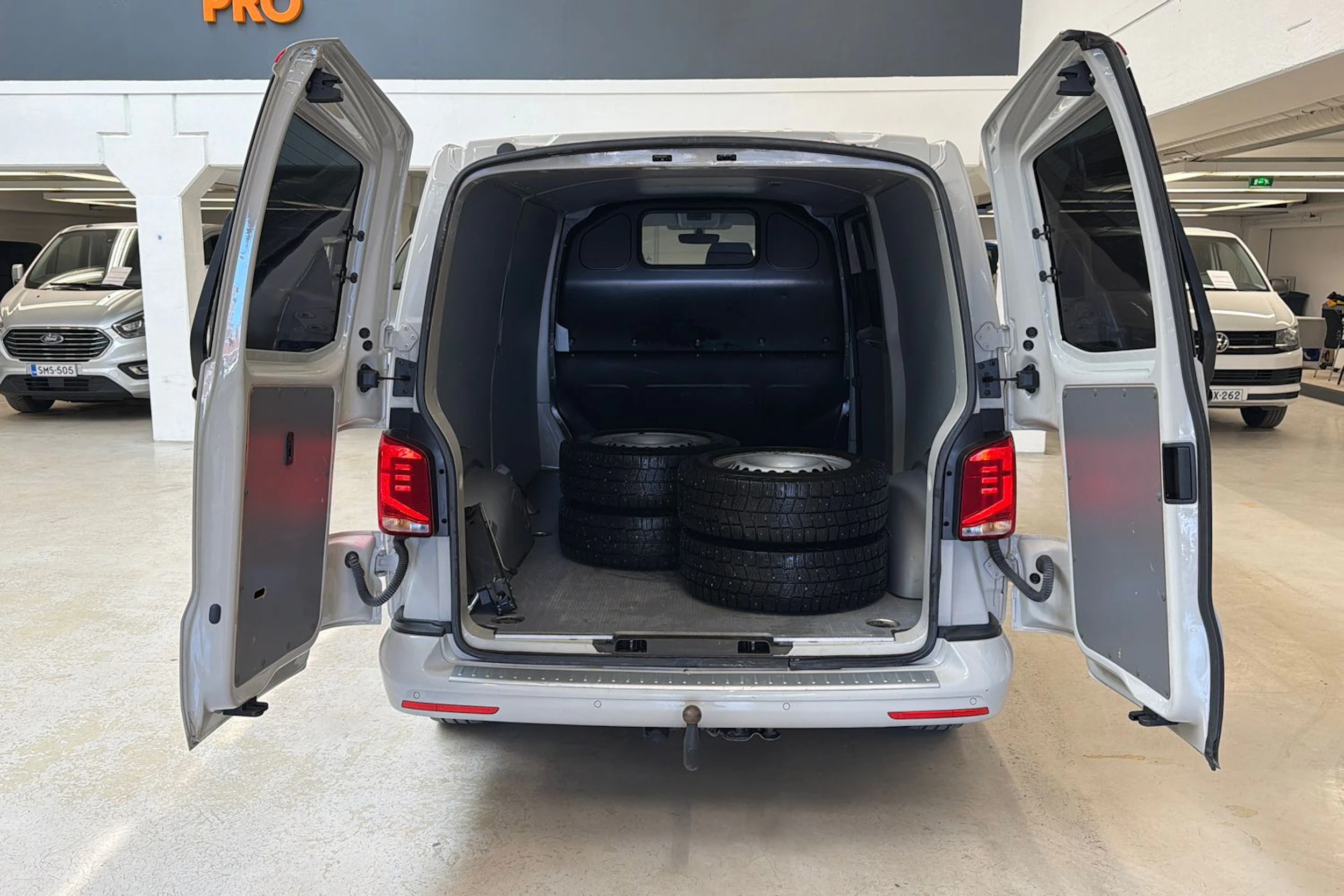 harmaa Volkswagen Transporter 2020 kuva 23.