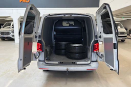 harmaa Volkswagen Transporter 2020 kuva 23.