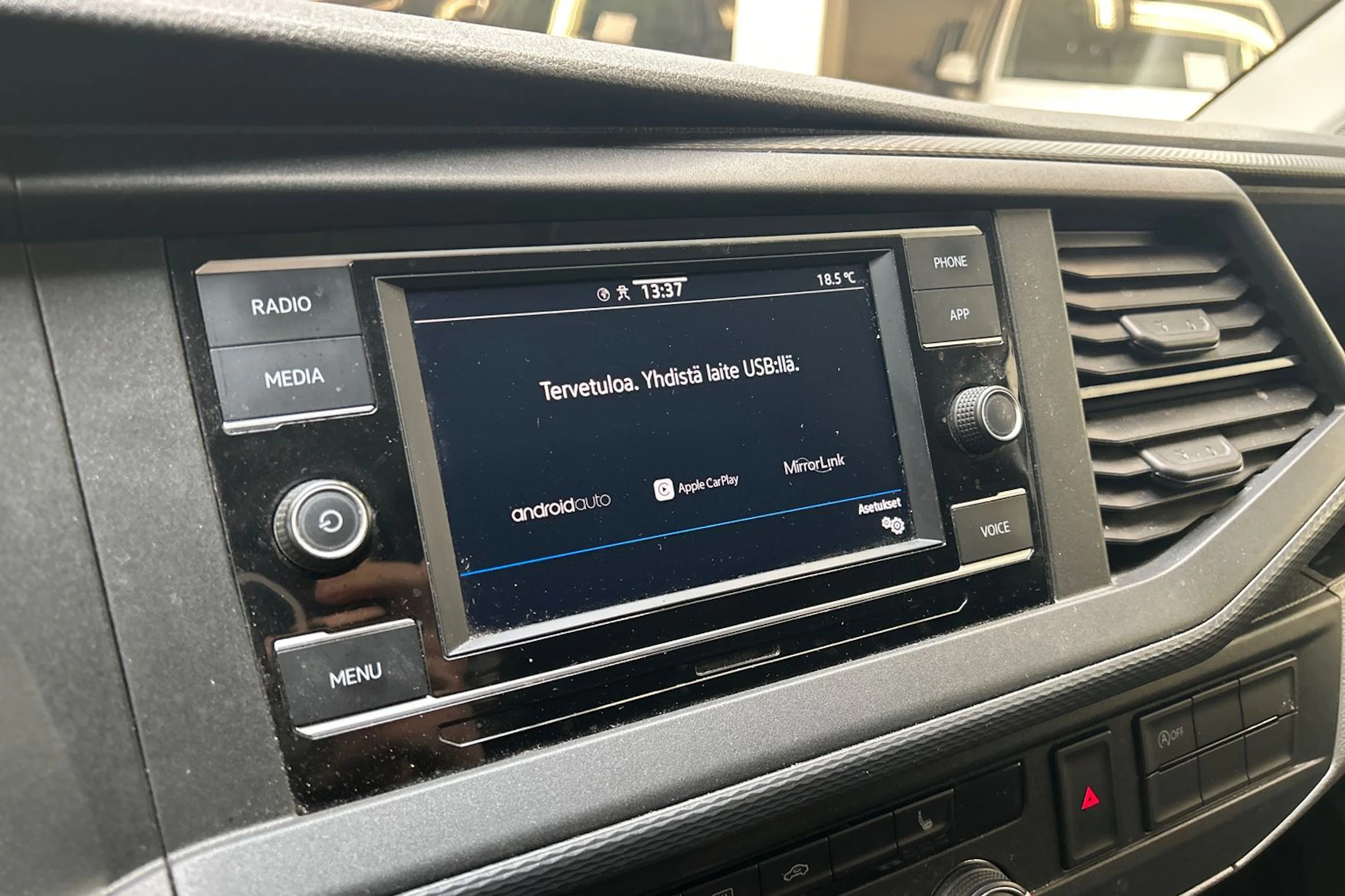valkoinen Volkswagen Transporter 2020 kuva 16.