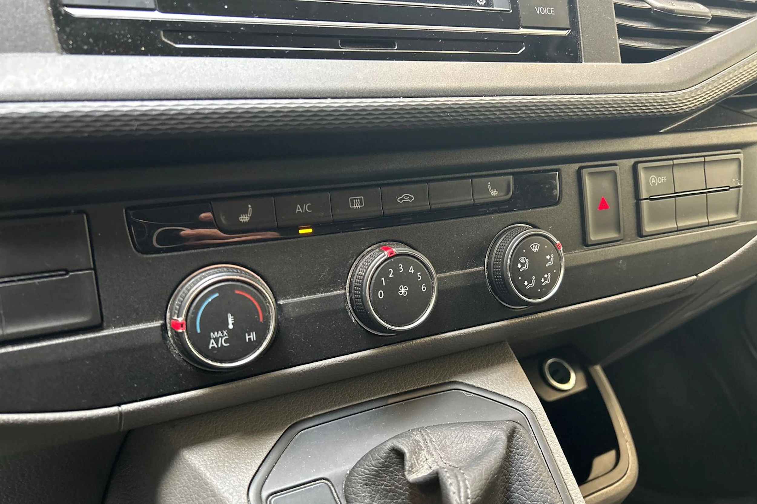 valkoinen Volkswagen Transporter 2020 kuva 18.