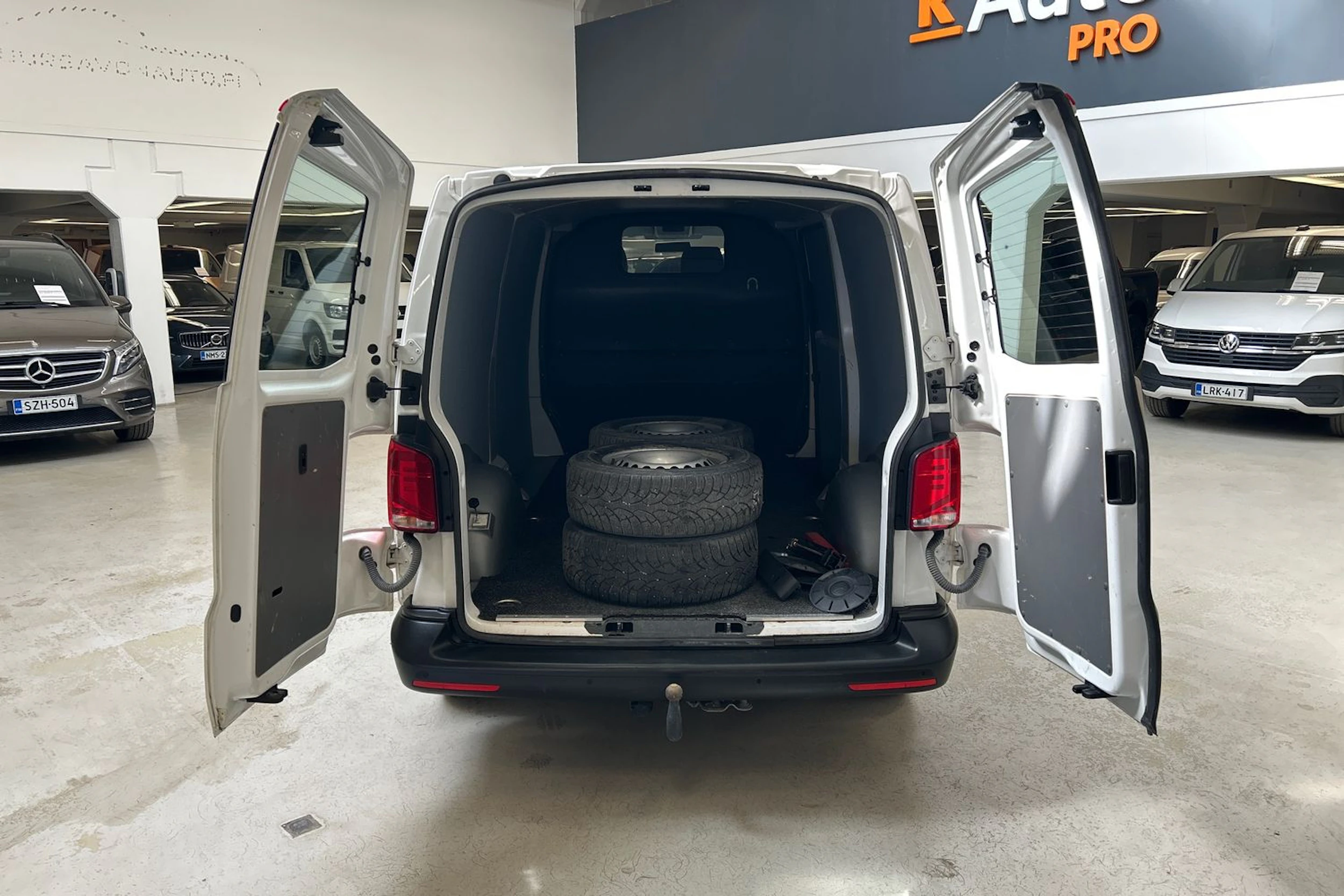 valkoinen Volkswagen Transporter 2020 kuva 21.