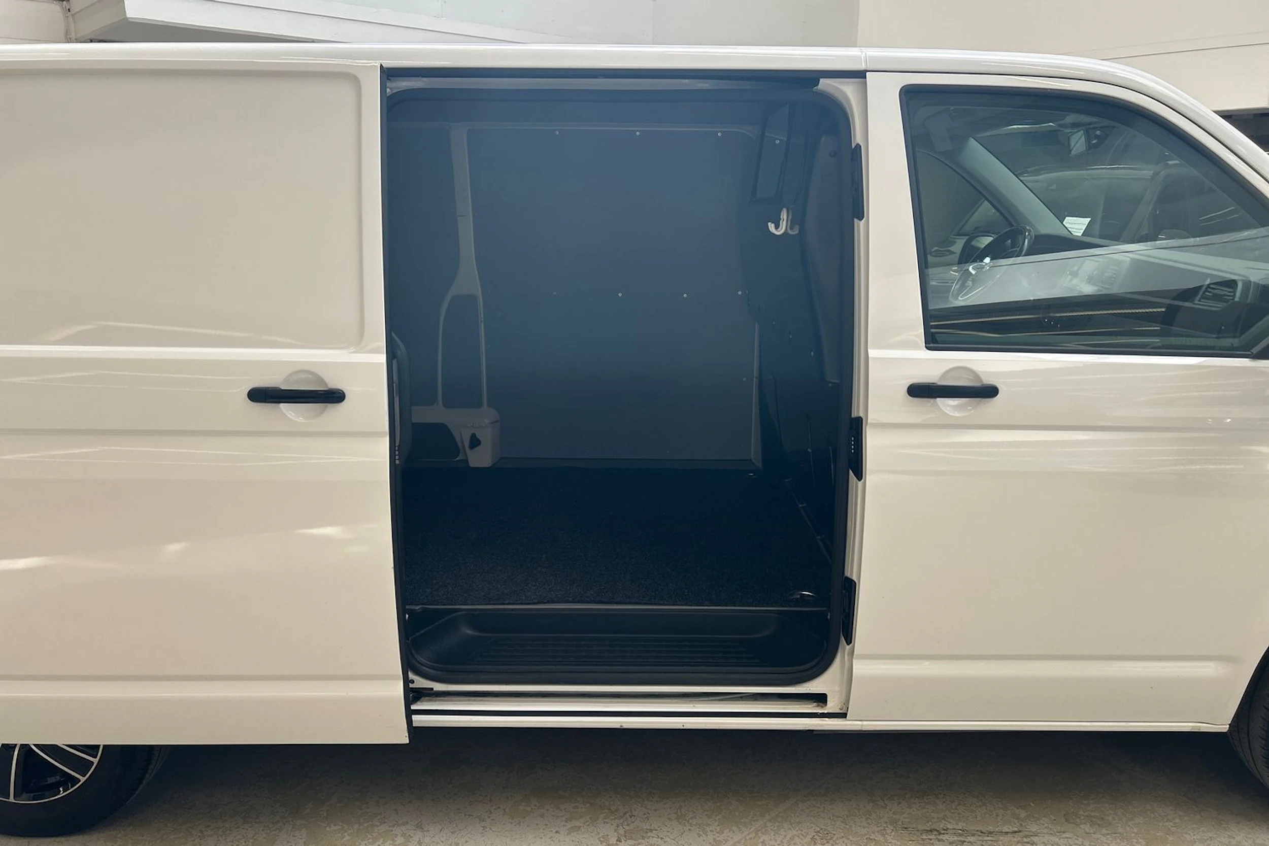 valkoinen Volkswagen Transporter 2020 kuva 22.