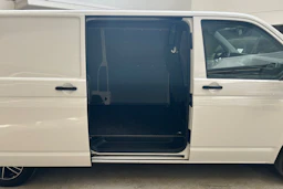 valkoinen Volkswagen Transporter 2020 kuva 22.