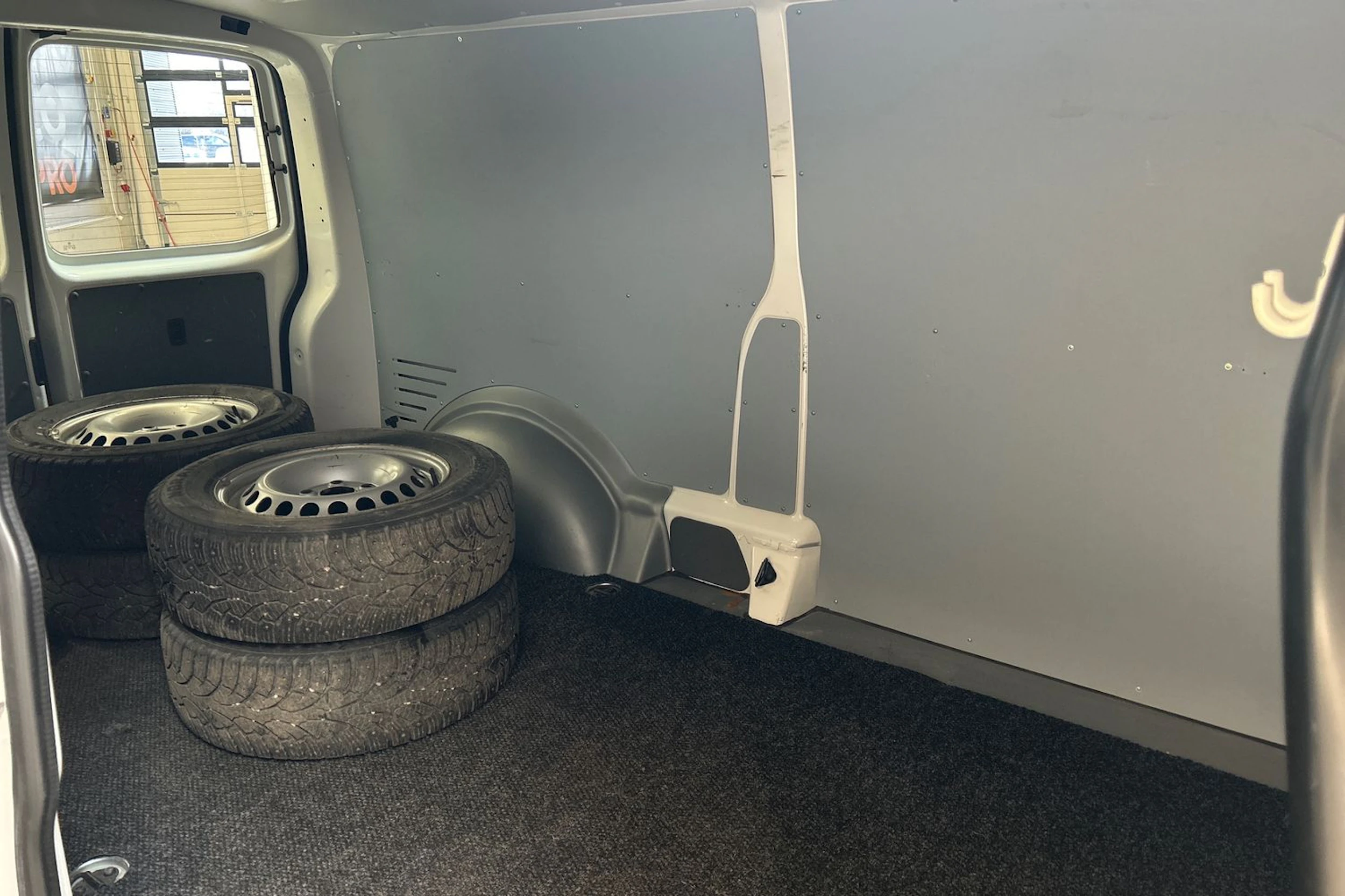 valkoinen Volkswagen Transporter 2020 kuva 23.