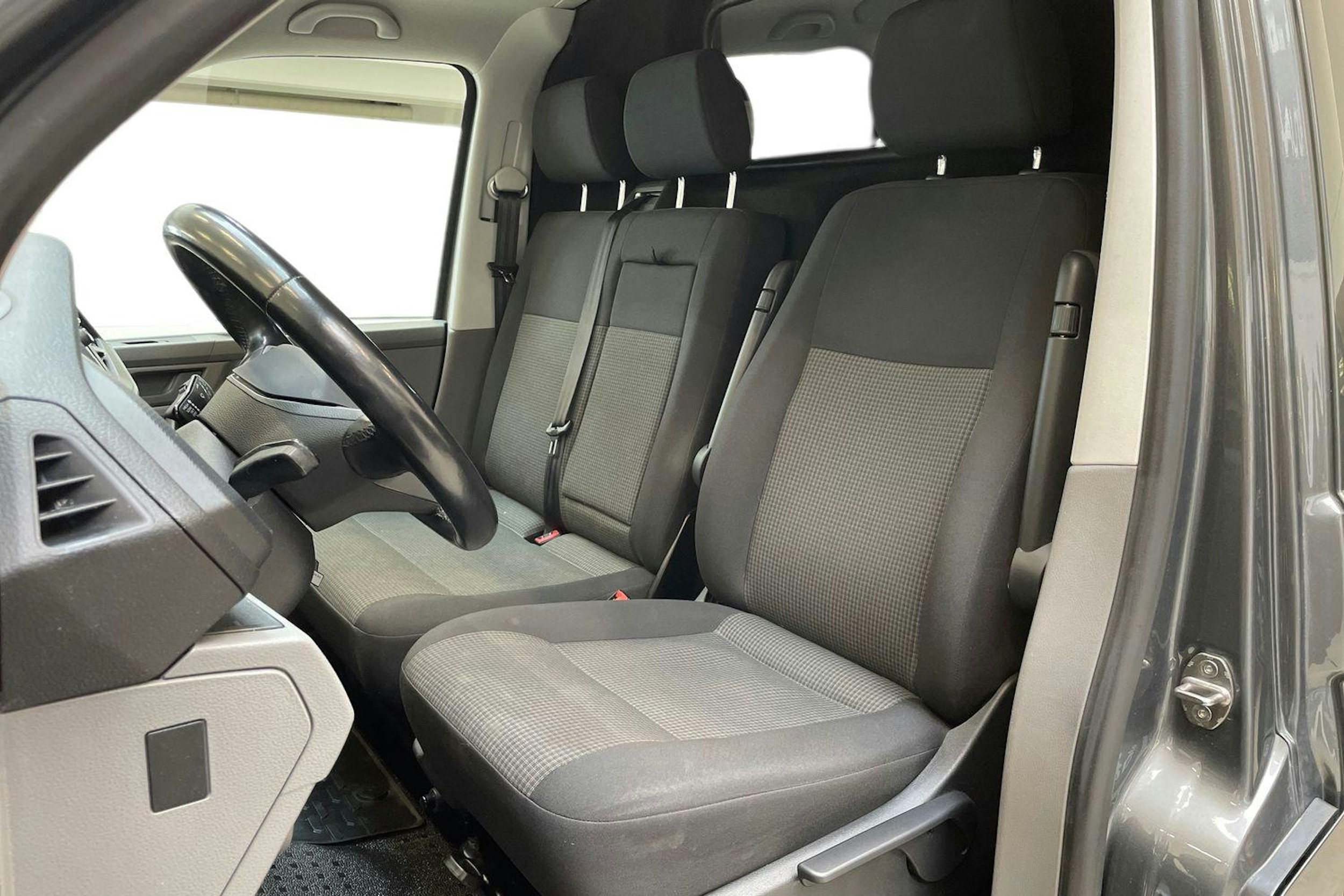 harmaa Volkswagen Transporter 2020 kuva 9.