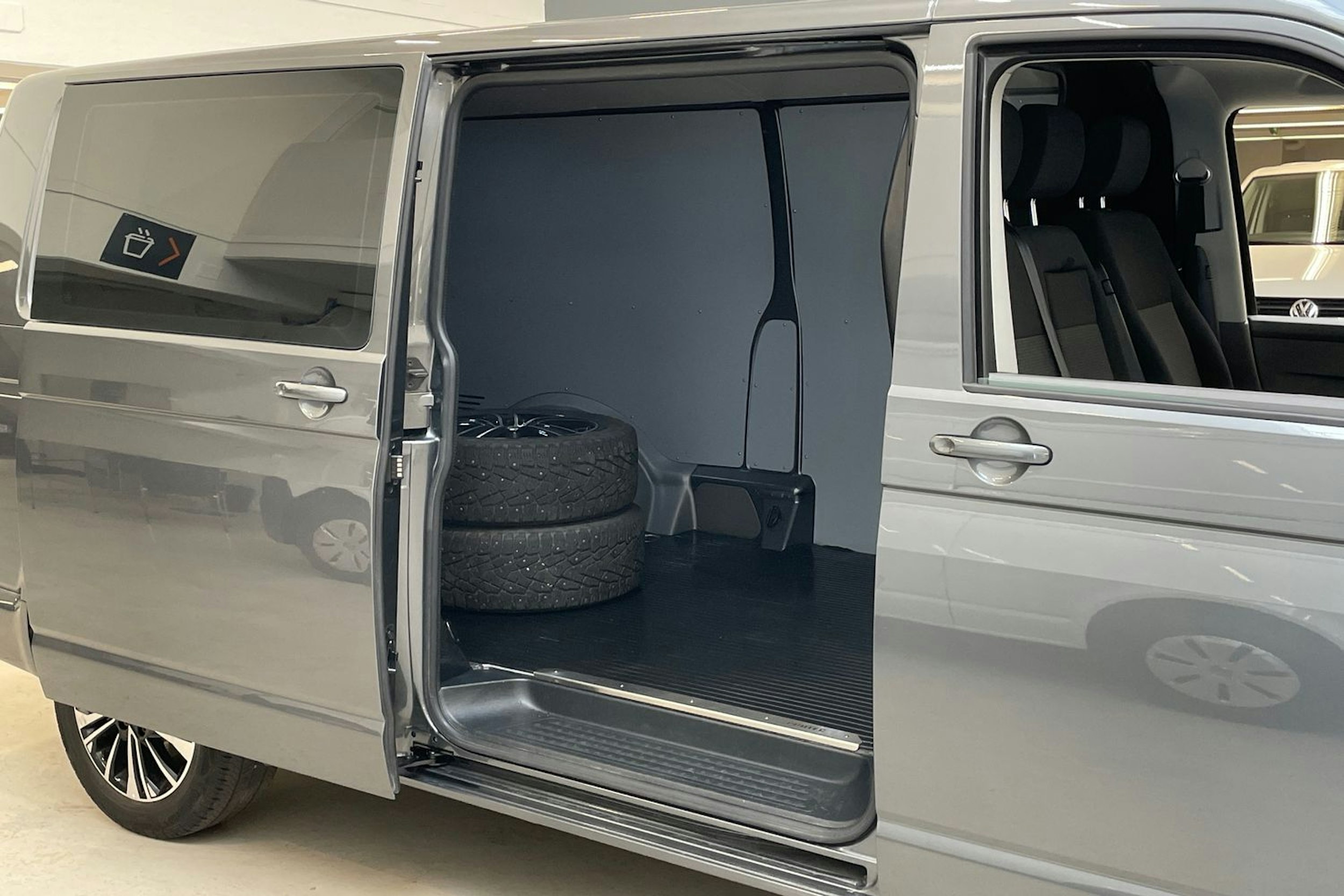 harmaa Volkswagen Transporter 2020 kuva 13.